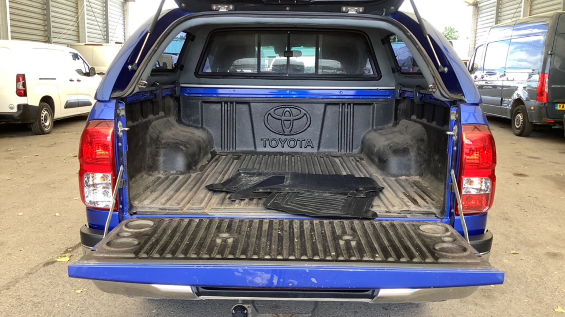 ** ON SALE ** Toyota Hilux 2.4 D-4D INVINCIBLE 150 Auto 4WD 2018 '18 Reg' AC - Sat Nav - Image 5 of 7