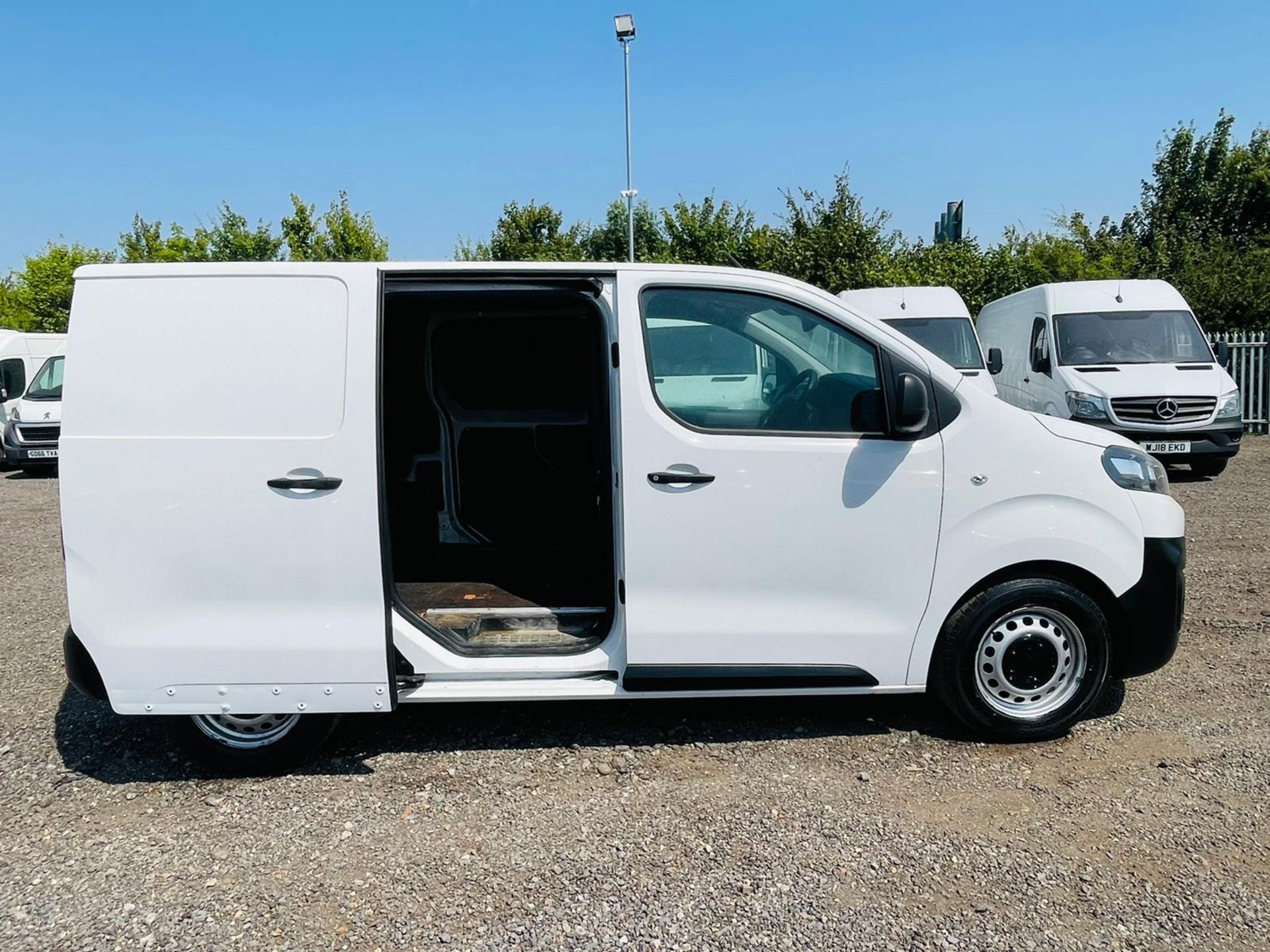 ** ON SALE ** Citroen Dispatch 1.6 BlueHdi 95 Enterprise '18 Reg' A/C - Bluetooth - Panel Van - Image 25 of 50