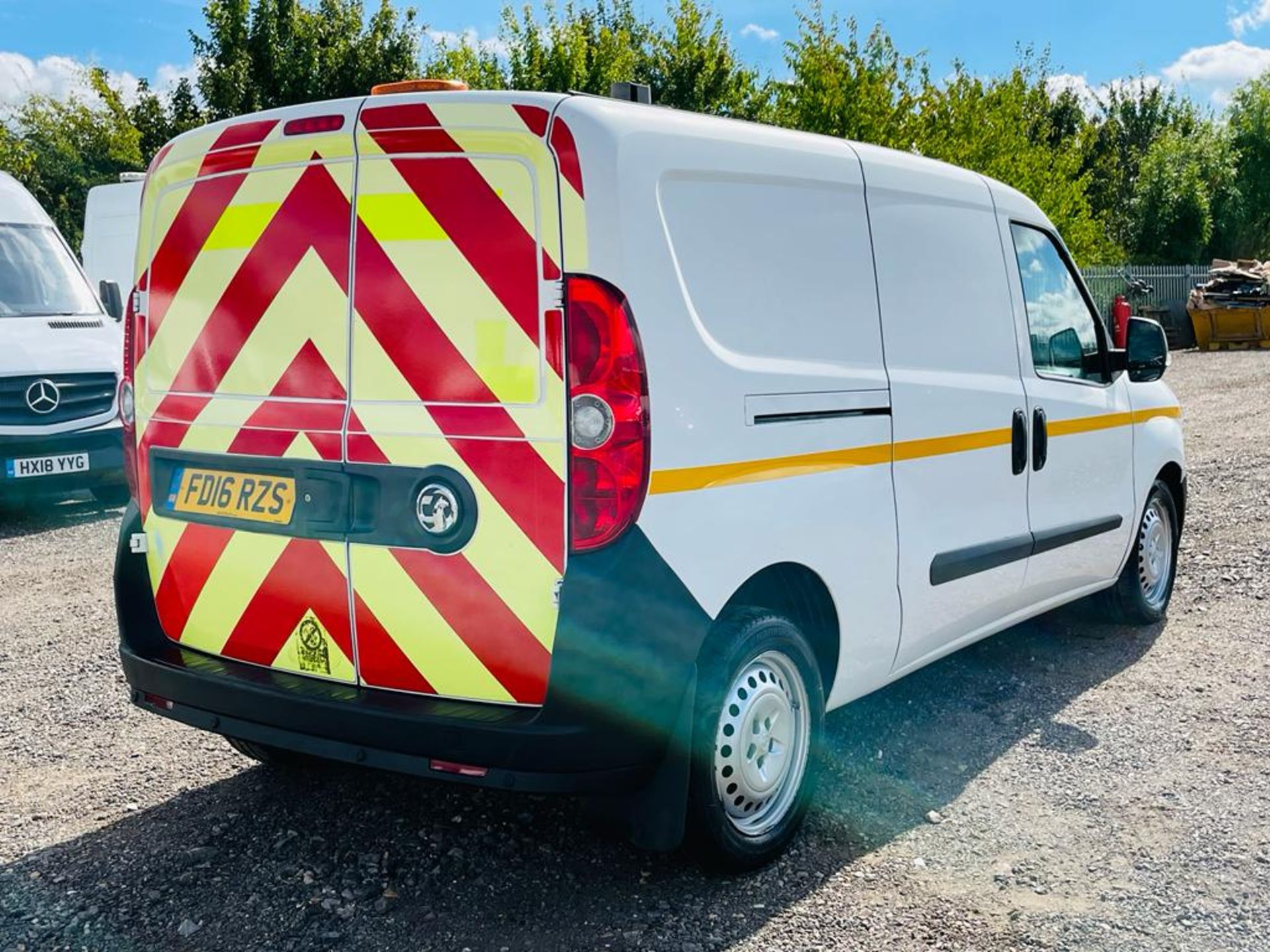 ** ON SALE ** Vauxhall Combo 1.6 CDTI 105 2300 L2 H1 S/S 2016 '16 Reg' A/C - Panel Van - Image 11 of 25