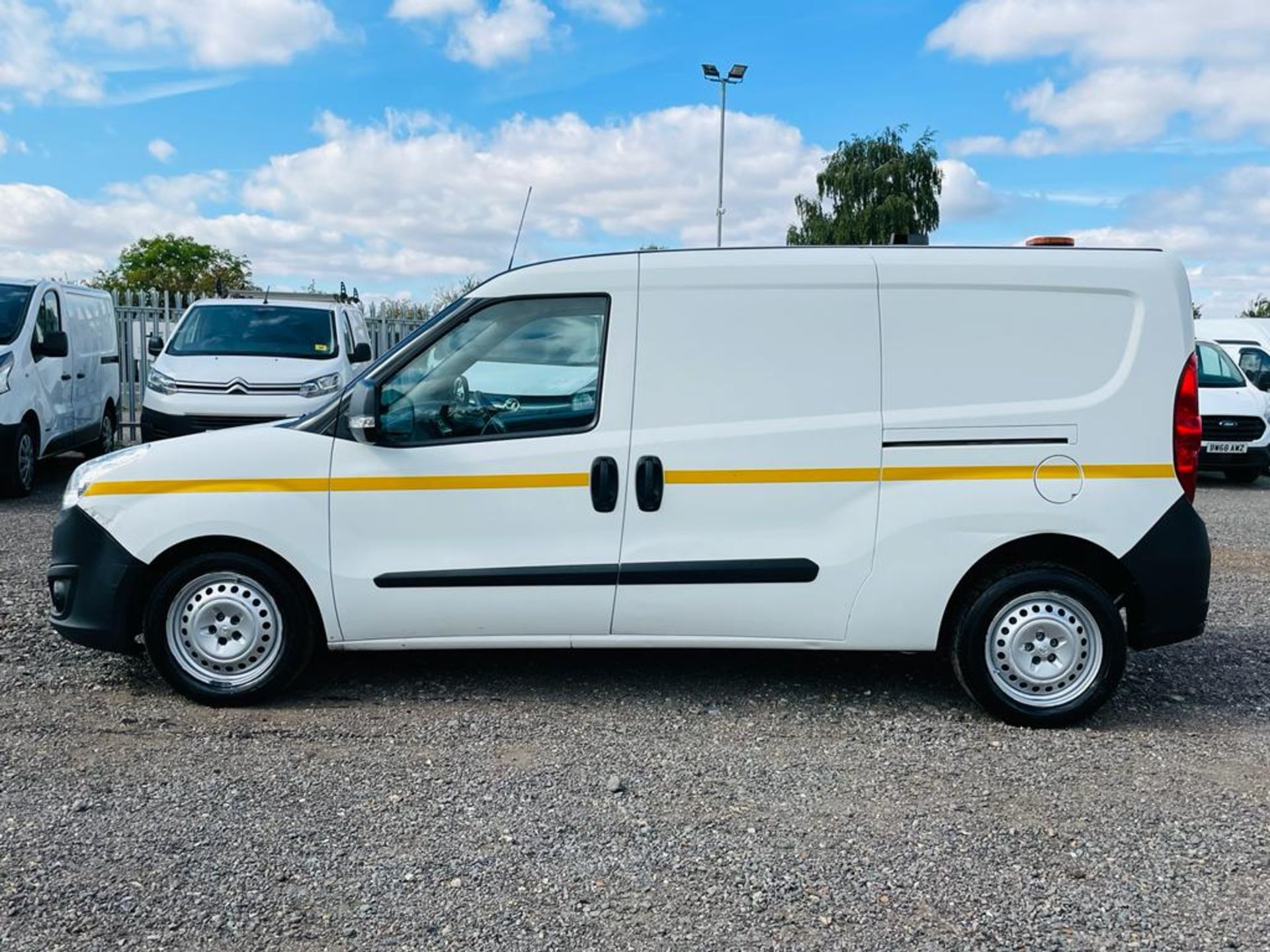 ** ON SALE ** Vauxhall Combo 1.6 CDTI 105 2300 L2 H1 S/S 2016 '16 Reg' A/C - Panel Van - Image 6 of 25