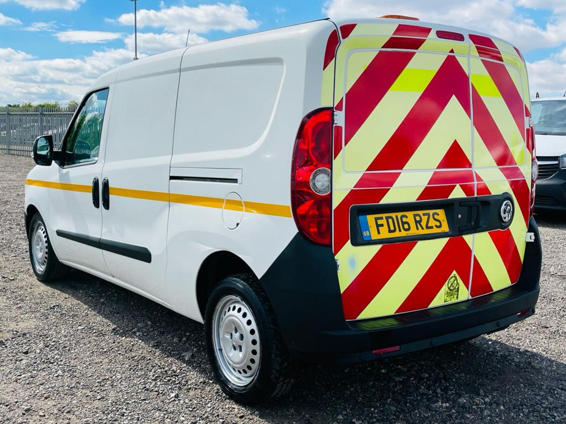 ** ON SALE ** Vauxhall Combo 1.6 CDTI 105 2300 L2 H1 S/S 2016 '16 Reg' A/C - Panel Van - Image 9 of 25