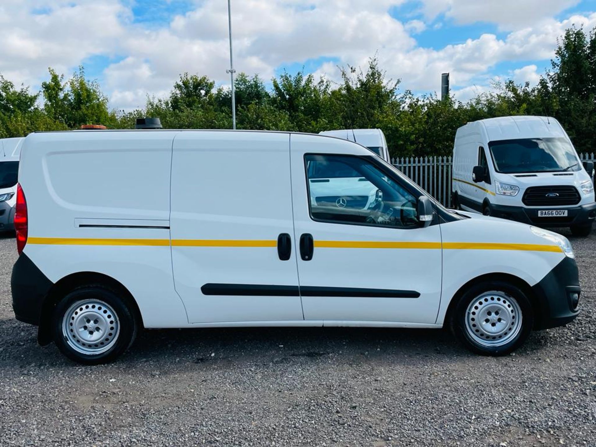 ** ON SALE ** Vauxhall Combo 1.6 CDTI 105 2300 L2 H1 S/S 2016 '16 Reg' A/C - Panel Van - Image 4 of 25