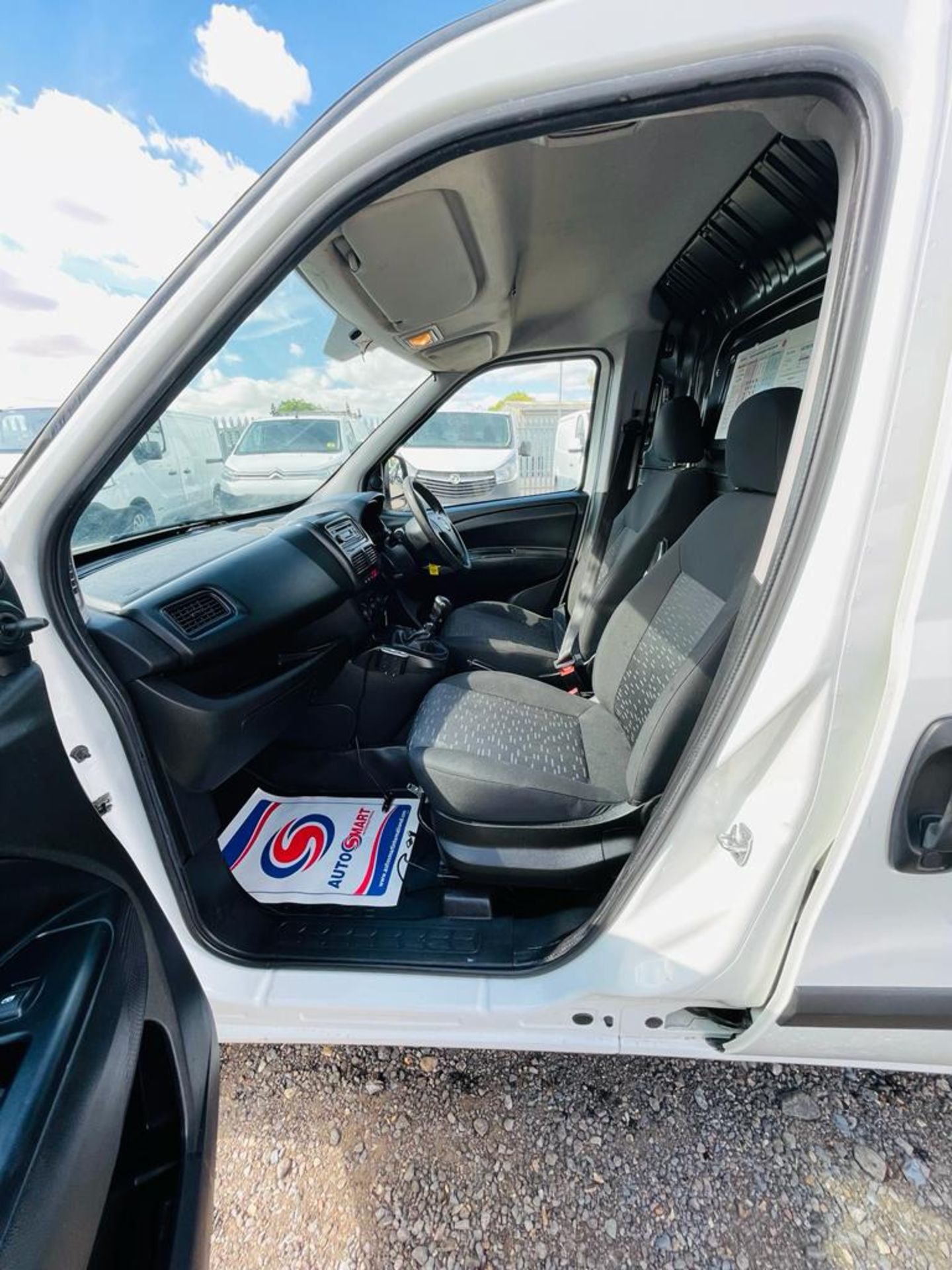 ** ON SALE ** Vauxhall Combo 1.6 CDTI 105 2300 L2 H1 S/S 2016 '16 Reg' A/C - Panel Van - Image 12 of 25
