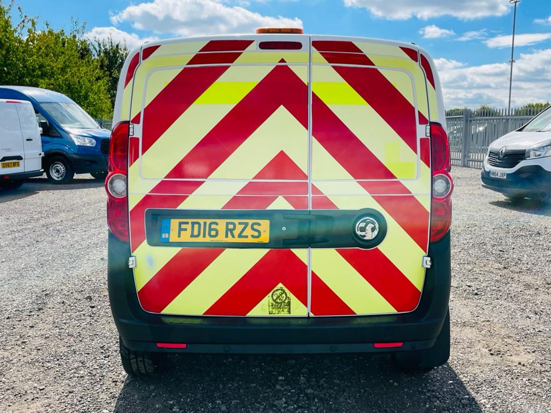 ** ON SALE ** Vauxhall Combo 1.6 CDTI 105 2300 L2 H1 S/S 2016 '16 Reg' A/C - Panel Van - Image 10 of 25