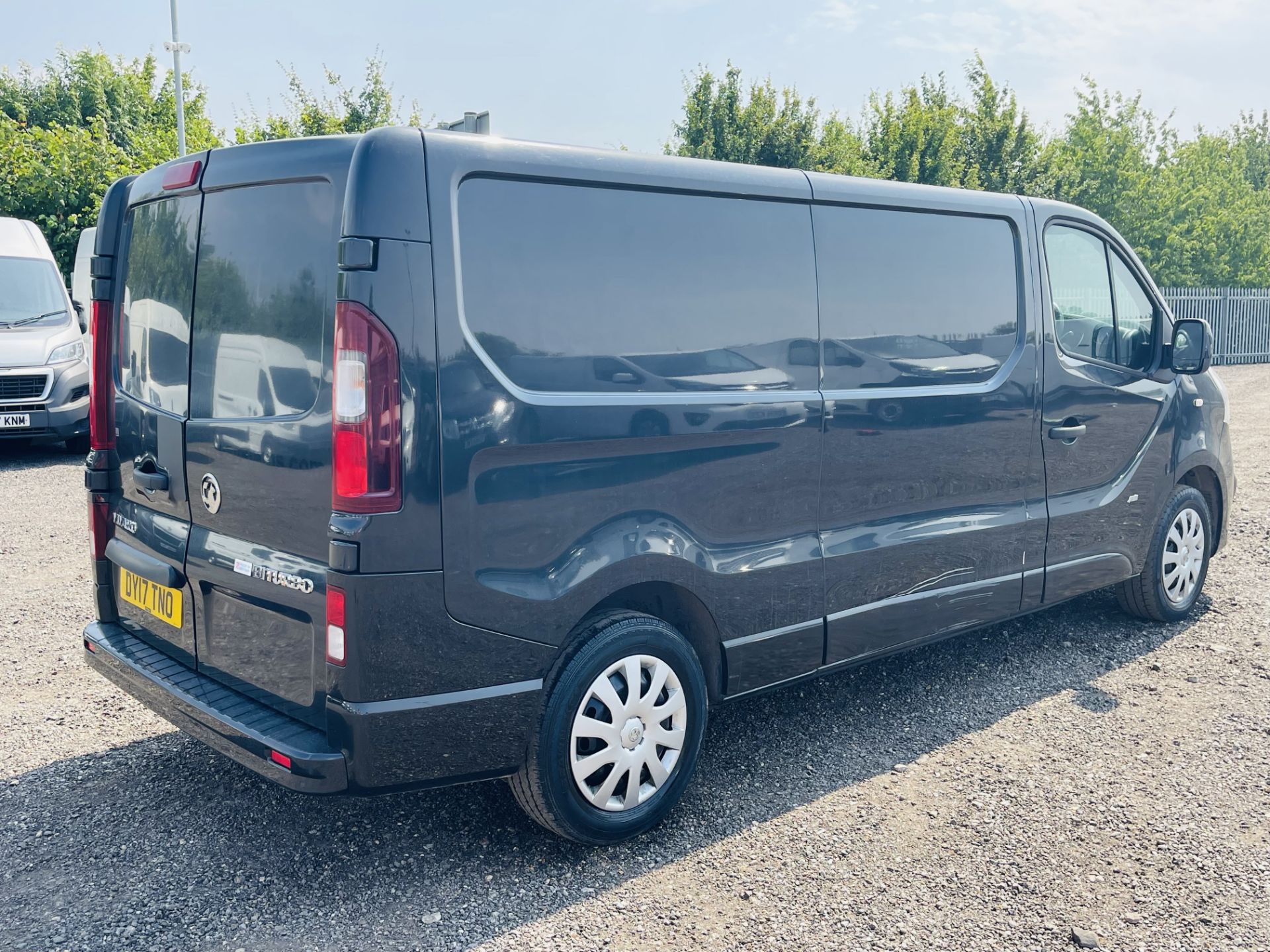 ** ON SALE ** Vauxhall Vivaro 1.6 CDTI BITurbo Sportive L2 H1 2017 '17 Reg' Euro 6 - ULEZ Compliant - Image 13 of 24