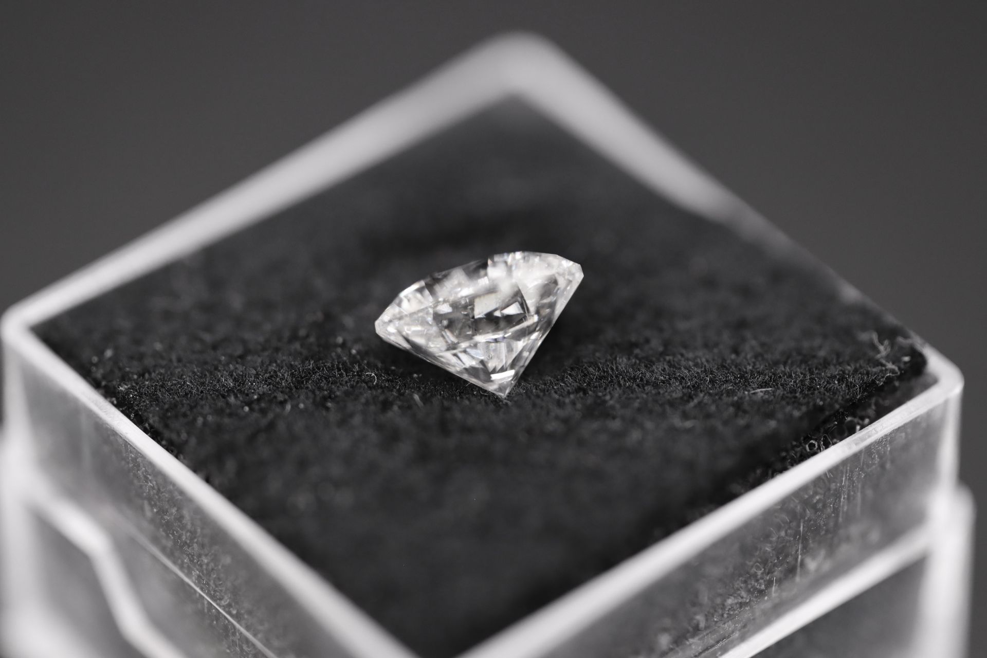 ** ON SALE ** Round Brilliant Cut Natural Diamond 2.00 Carat Colour E Clarity VS2 - AGI Certificate - Image 22 of 22