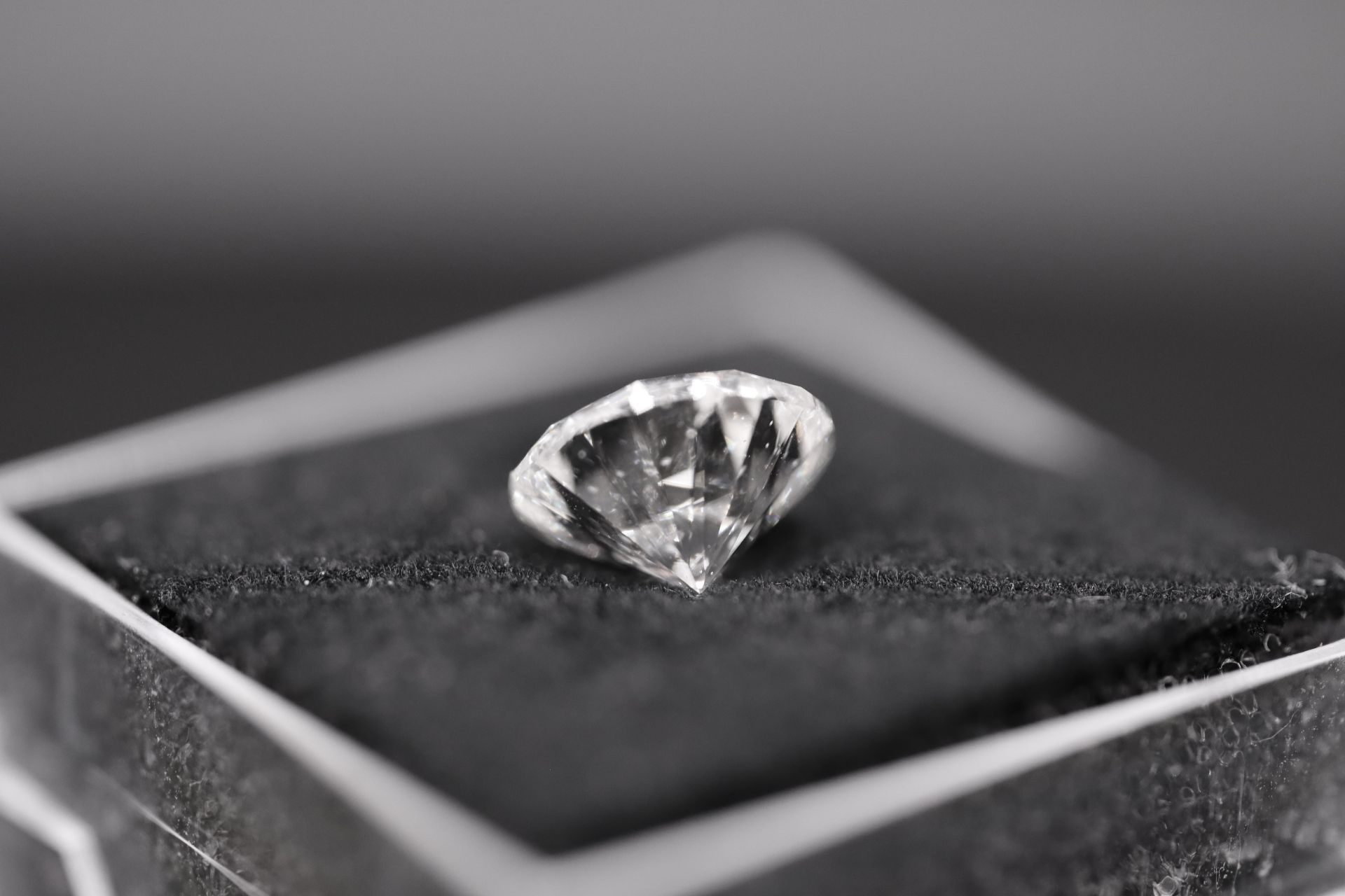 ** ON SALE ** Round Brilliant Cut Natural Diamond 2.00 Carat Colour E Clarity VS2 - AGI Certificate - Image 10 of 22