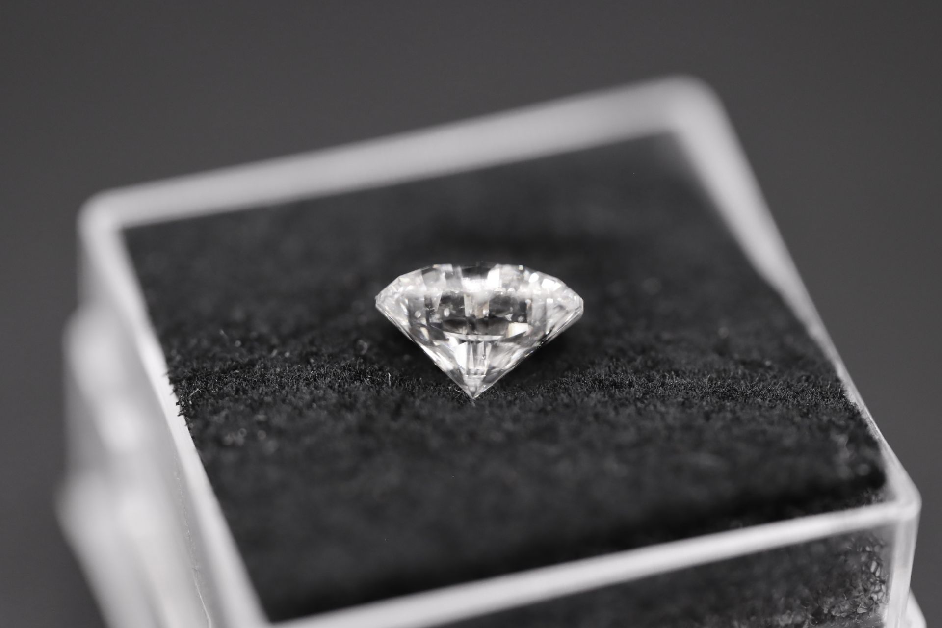 ** ON SALE ** Round Brilliant Cut Natural Diamond 2.00 Carat Colour E Clarity VS2 - AGI Certificate - Image 19 of 22