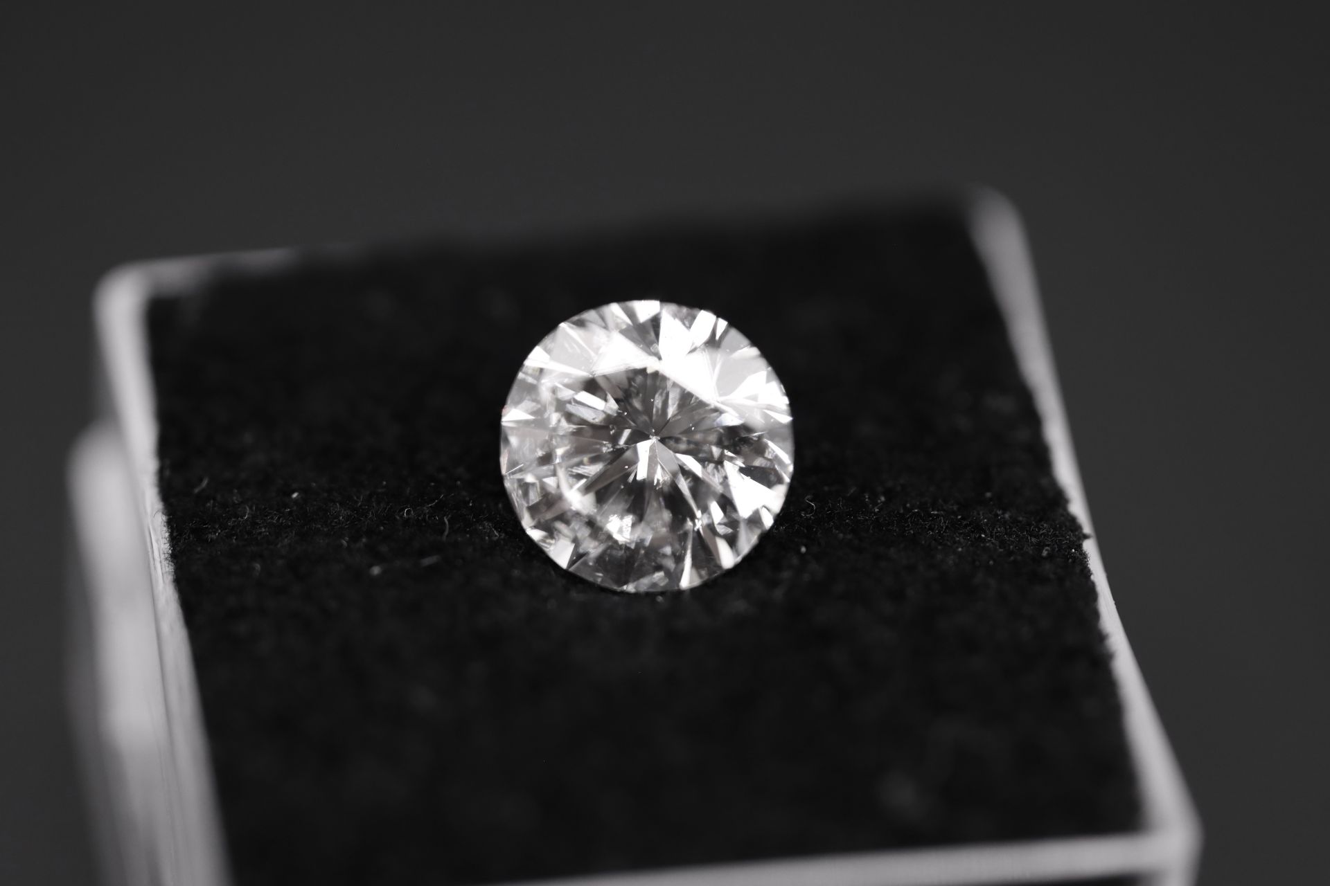 ** ON SALE ** Round Brilliant Cut Natural Diamond 2.00 Carat Colour E Clarity VS2 - AGI Certificate - Image 6 of 22