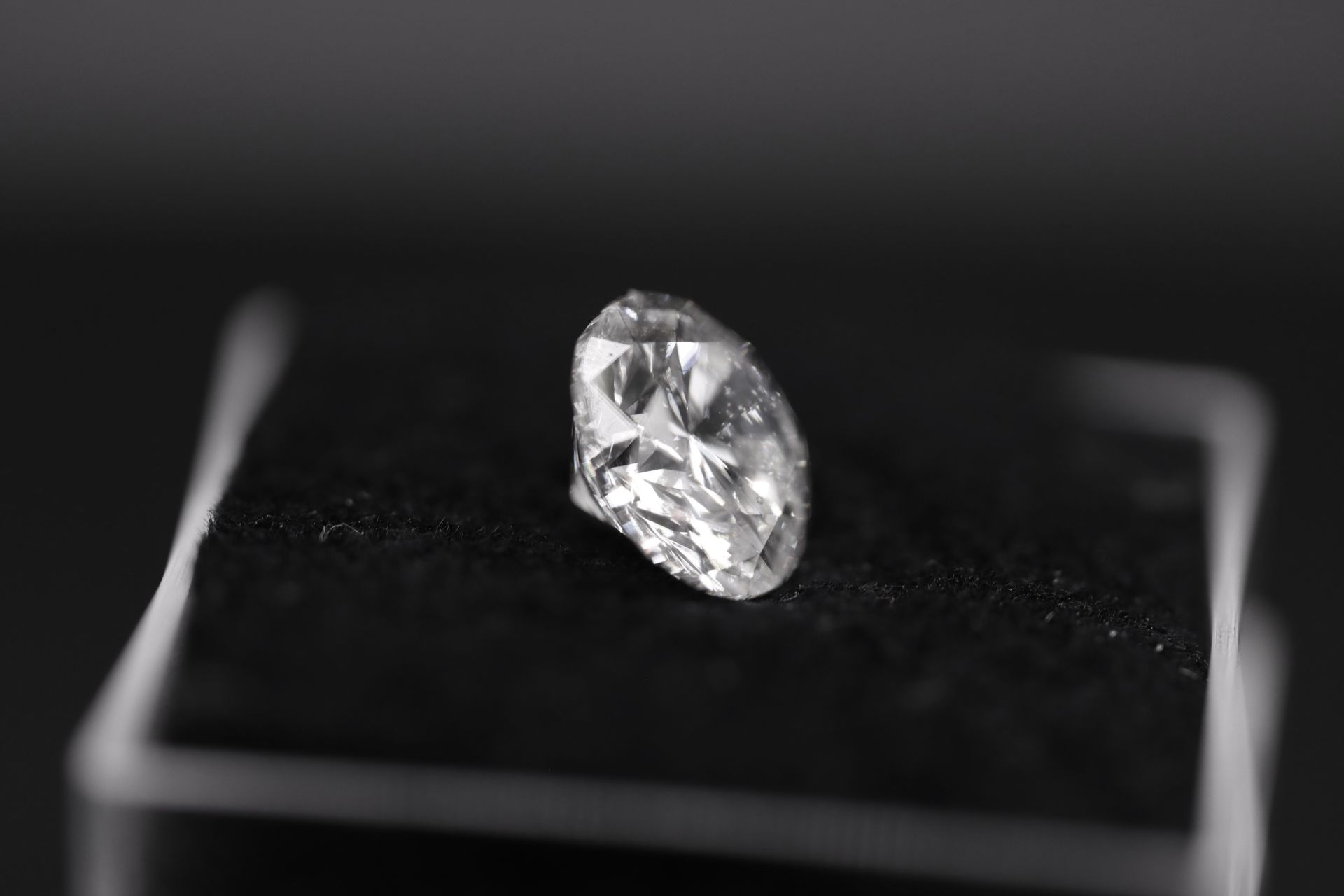** ON SALE ** Round Brilliant Cut Natural Diamond 2.00 Carat Colour E Clarity VS2 - AGI Certificate - Image 4 of 22
