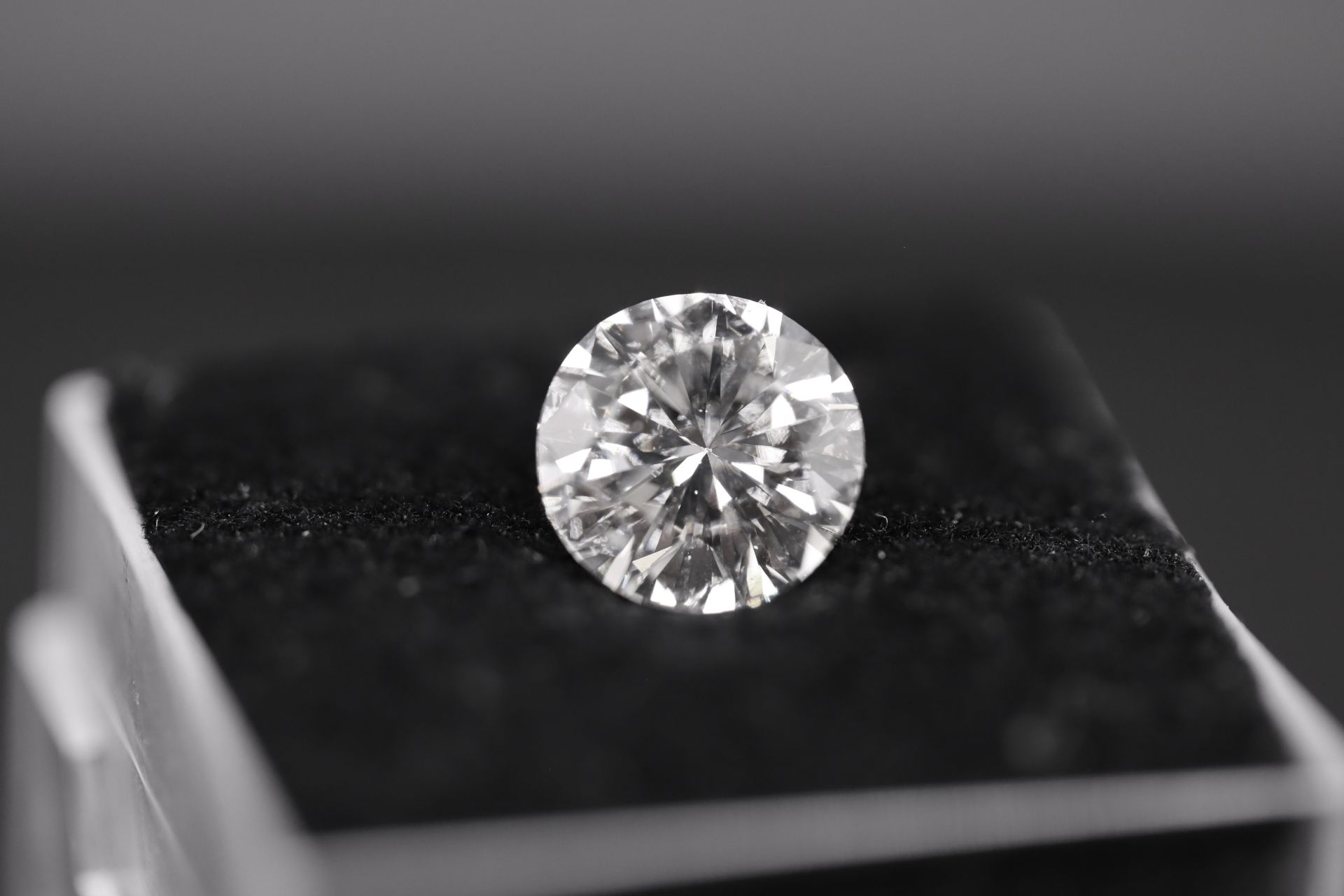 ** ON SALE ** Round Brilliant Cut Natural Diamond 2.00 Carat Colour E Clarity VS2 - AGI Certificate - Image 3 of 22