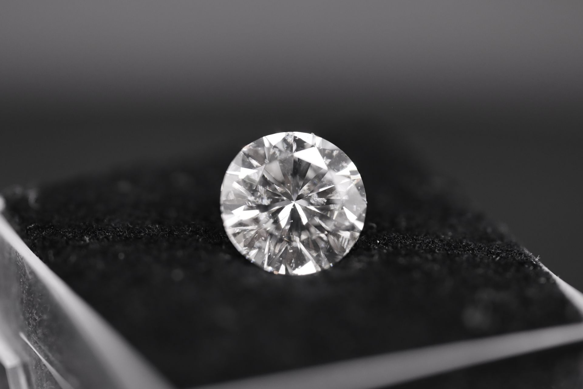 ** ON SALE ** Round Brilliant Cut Natural Diamond 2.00 Carat Colour E Clarity VS2 - AGI Certificate - Image 18 of 22