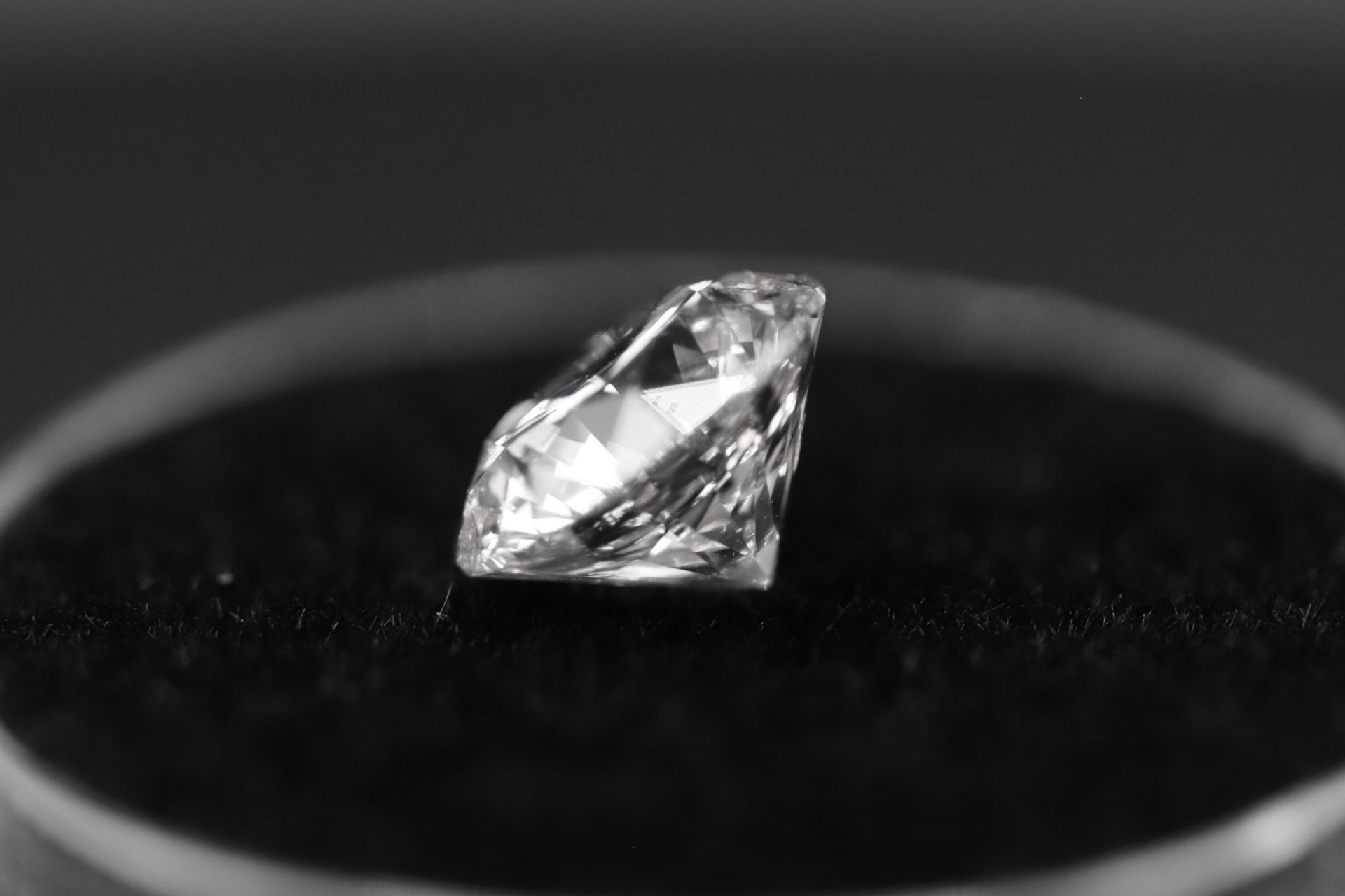 Round Brilliant Cut Natural Diamond 2.05 Carat Colour E Clarity VS2 - AGI Certificate - Image 13 of 19