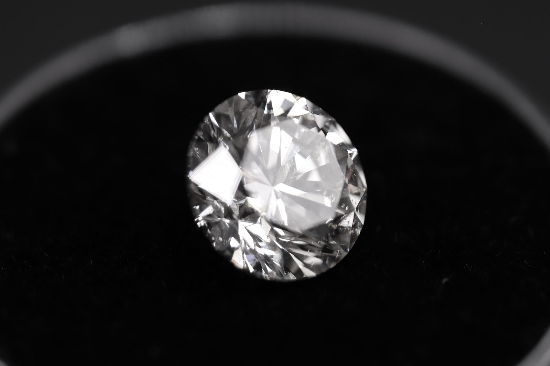 Round Brilliant Cut Natural Diamond 2.05 Carat Colour E Clarity VS2 - AGI Certificate - Image 17 of 19