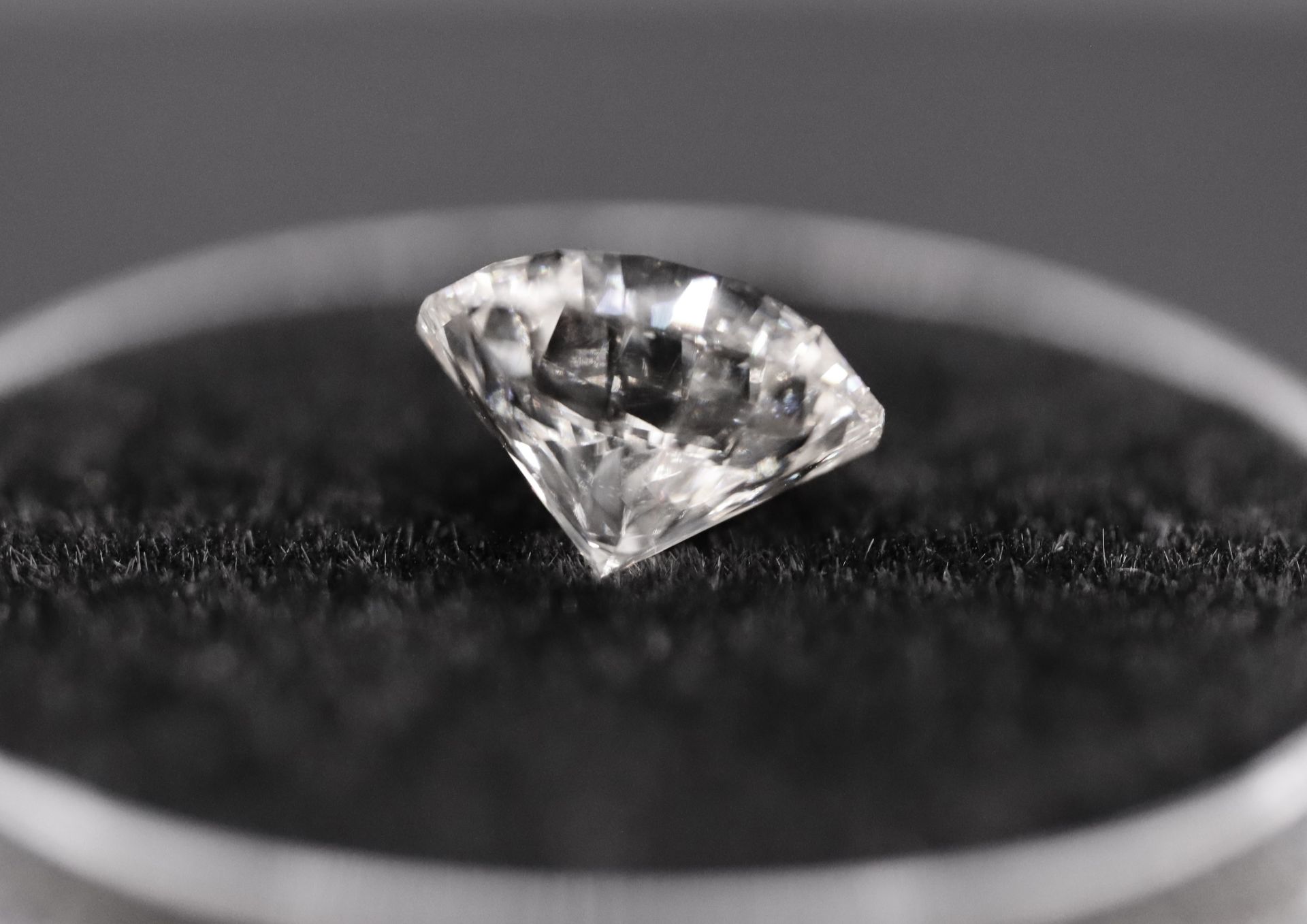 Round Brilliant Cut Natural Diamond 2.05 Carat Colour E Clarity VS2 - AGI Certificate - Image 7 of 19