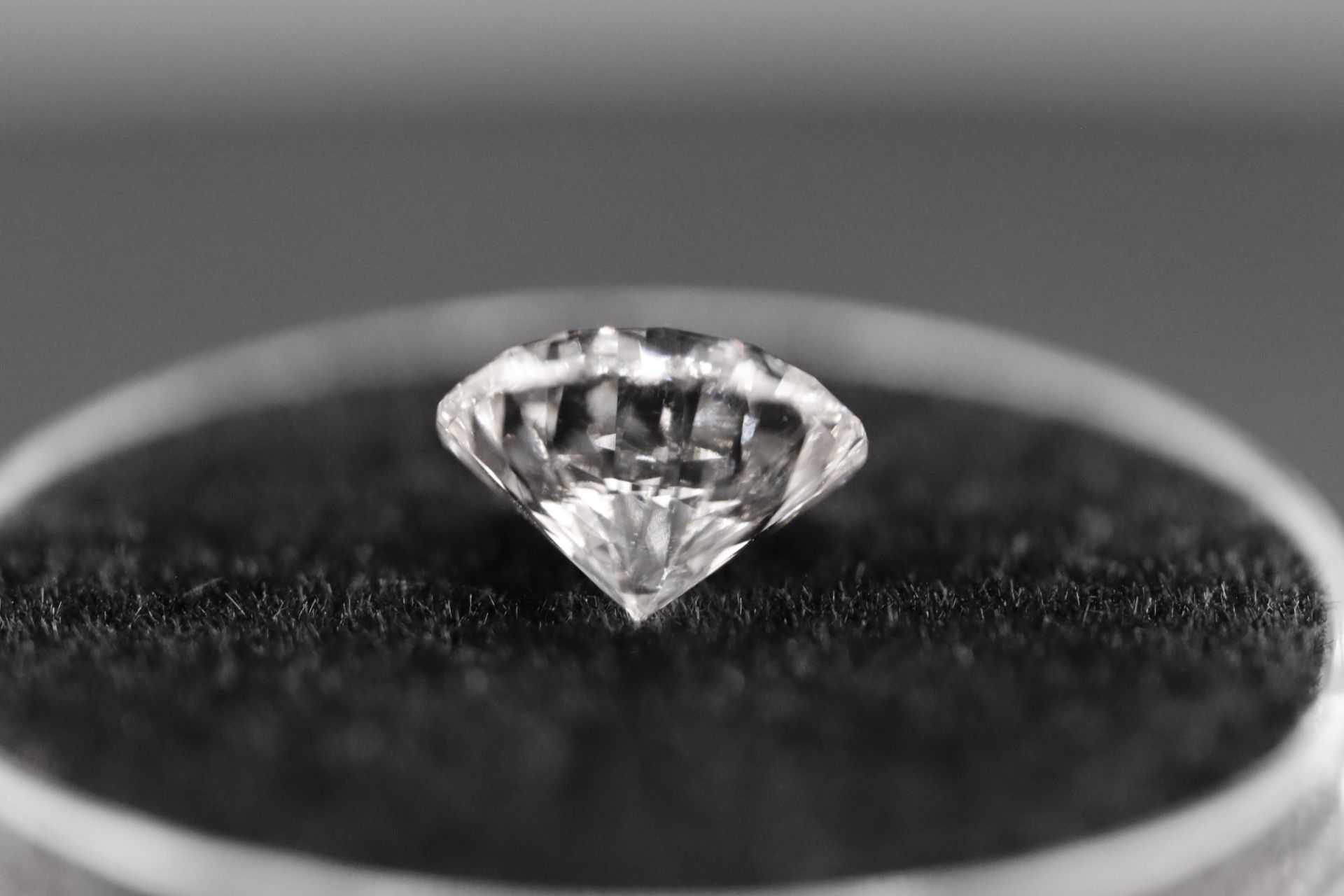 Round Brilliant Cut Natural Diamond 2.05 Carat Colour E Clarity VS2 - AGI Certificate - Image 15 of 19