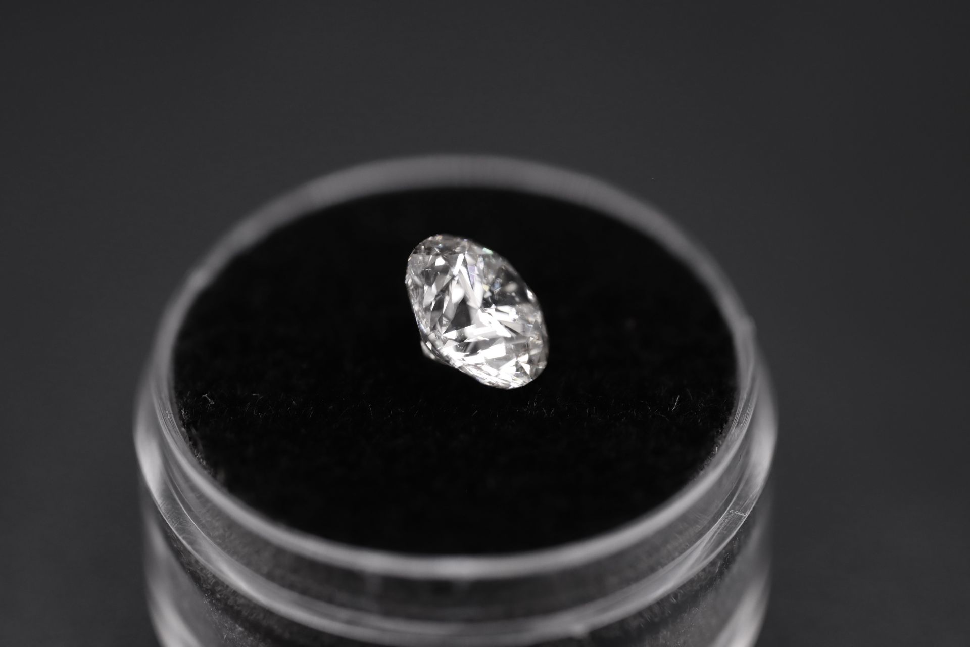 Round Brilliant Cut Natural Diamond 2.05 Carat Colour E Clarity VS2 - AGI Certificate - Image 5 of 19