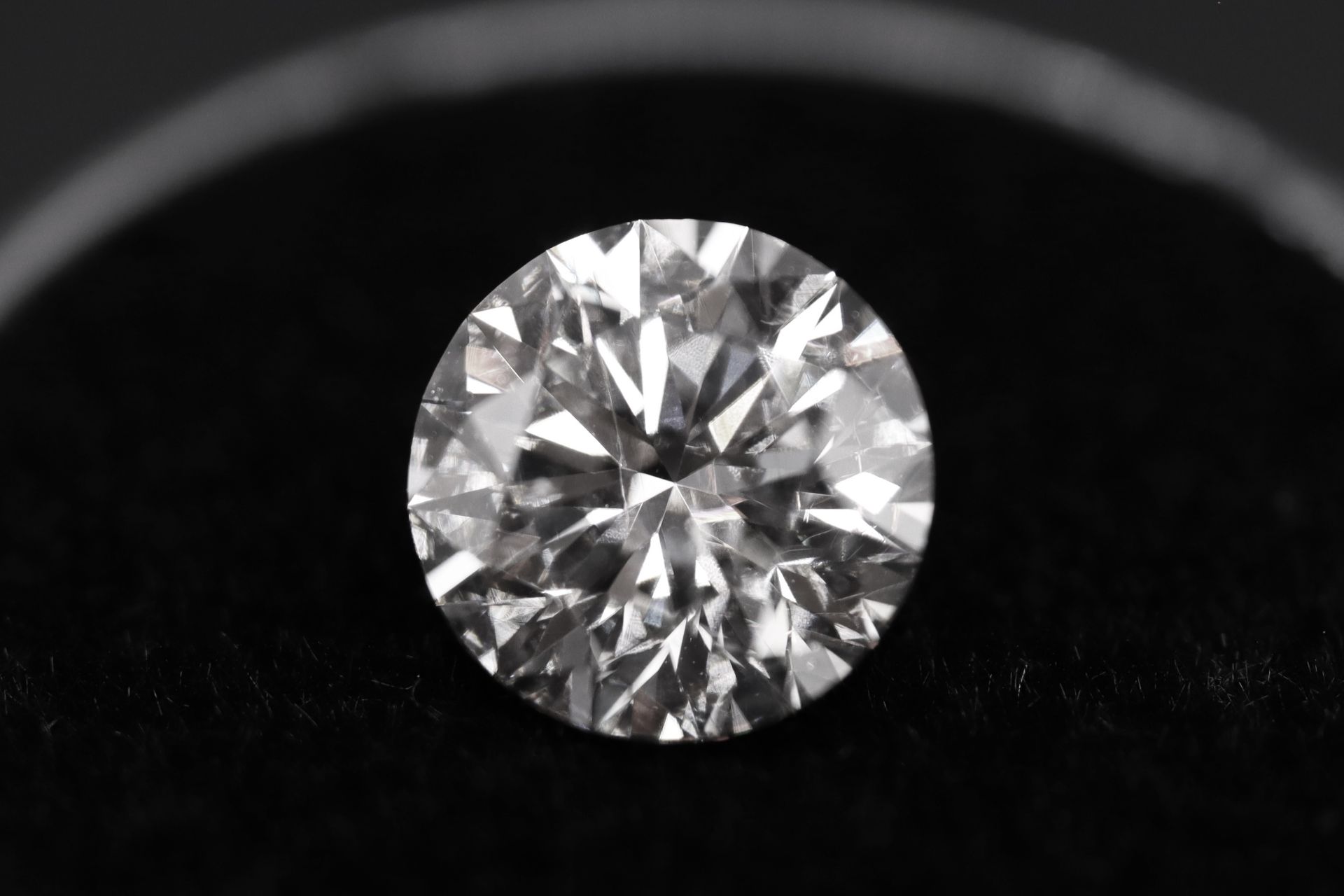 Round Brilliant Cut Natural Diamond 2.05 Carat Colour E Clarity VS2 - AGI Certificate - Image 18 of 19