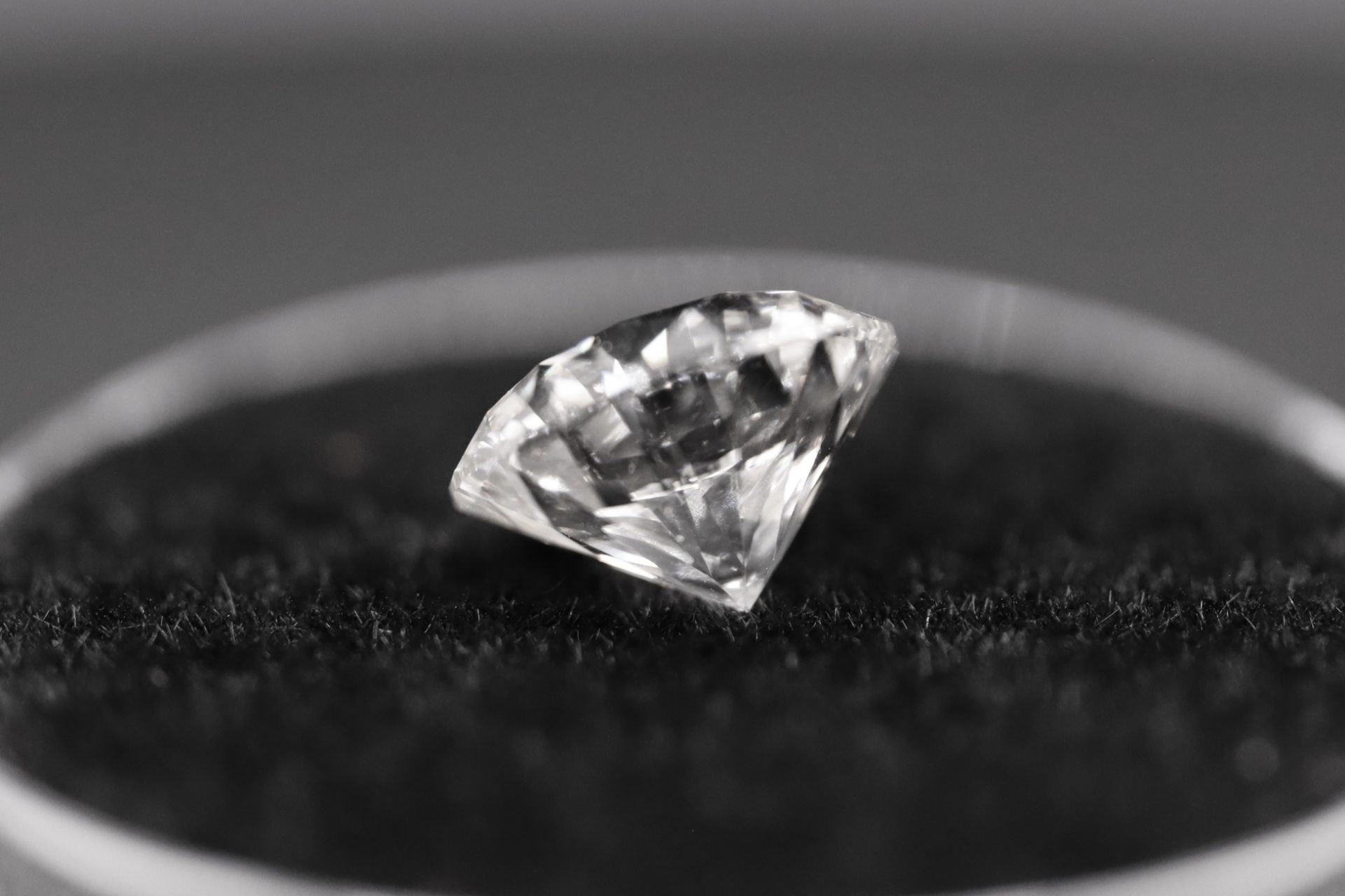 Round Brilliant Cut Natural Diamond 2.05 Carat Colour E Clarity VS2 - AGI Certificate - Image 14 of 19