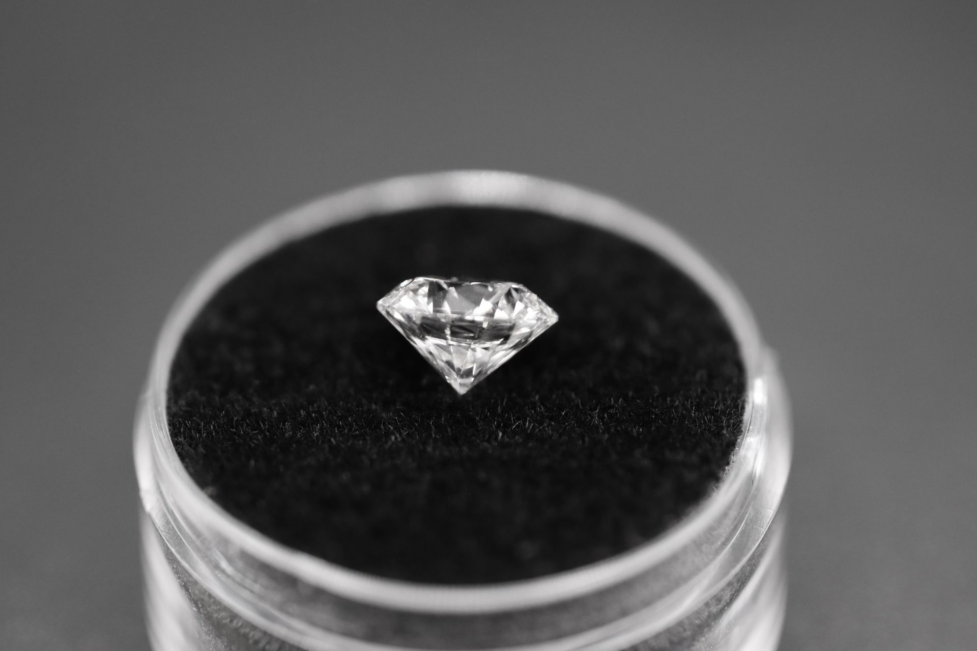 Round Brilliant Cut Natural Diamond 2.05 Carat Colour E Clarity VS2 - AGI Certificate - Image 3 of 19