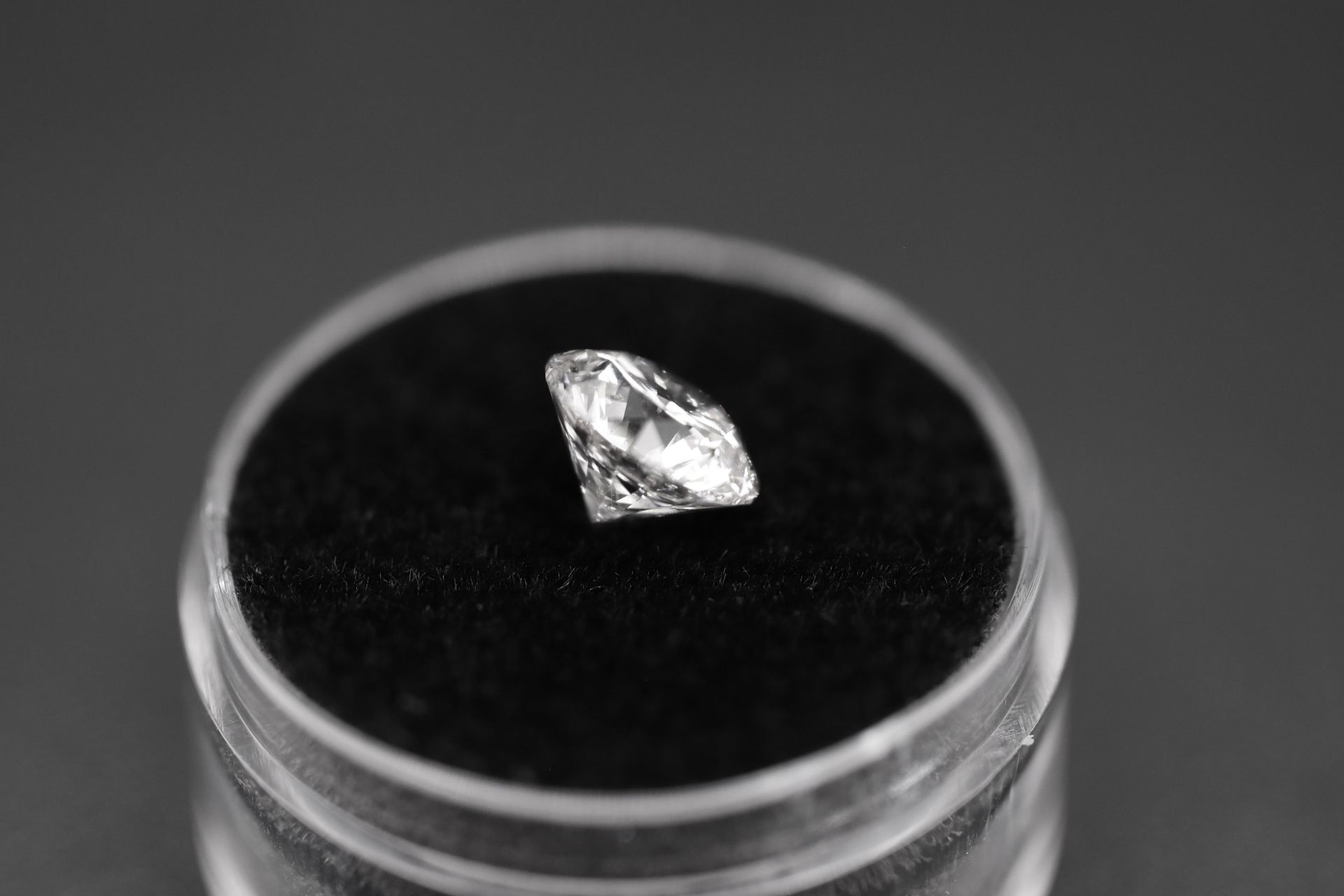 Round Brilliant Cut Natural Diamond 2.05 Carat Colour E Clarity VS2 - AGI Certificate - Image 4 of 19