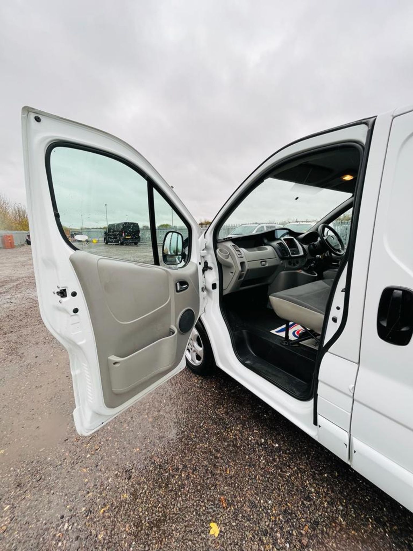** ON SALE ** Vauxhall Vivaro 2.0 CDTI 115 Sportive LWB 2012 '12 Reg' Sat Nav - A/C - Panel Van - Image 19 of 25