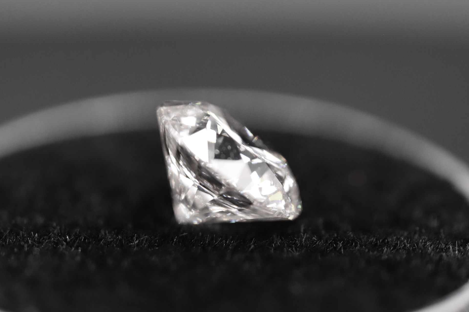 Round Brilliant Cut Natural Diamond 2.05 Carat Colour E Clarity VS2 - AGI Certificate - Image 8 of 19