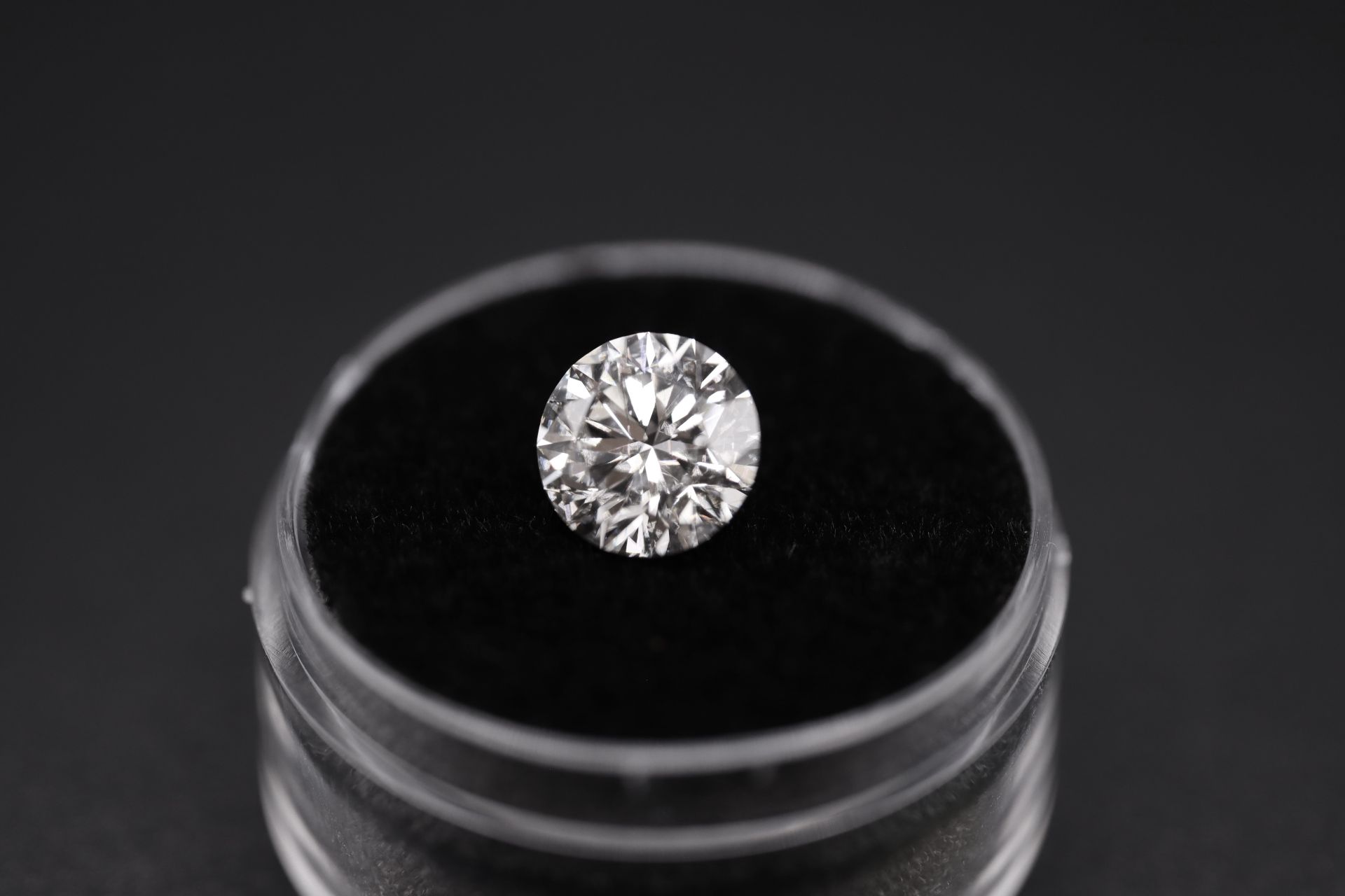 Round Brilliant Cut Natural Diamond 2.05 Carat Colour E Clarity VS2 - AGI Certificate - Image 2 of 19