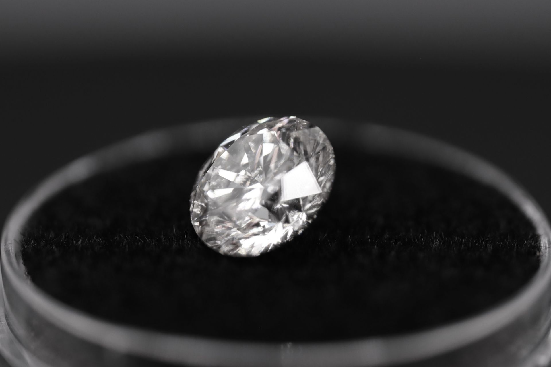 Round Brilliant Cut Natural Diamond 2.05 Carat Colour E Clarity VS2 - AGI Certificate - Image 12 of 19