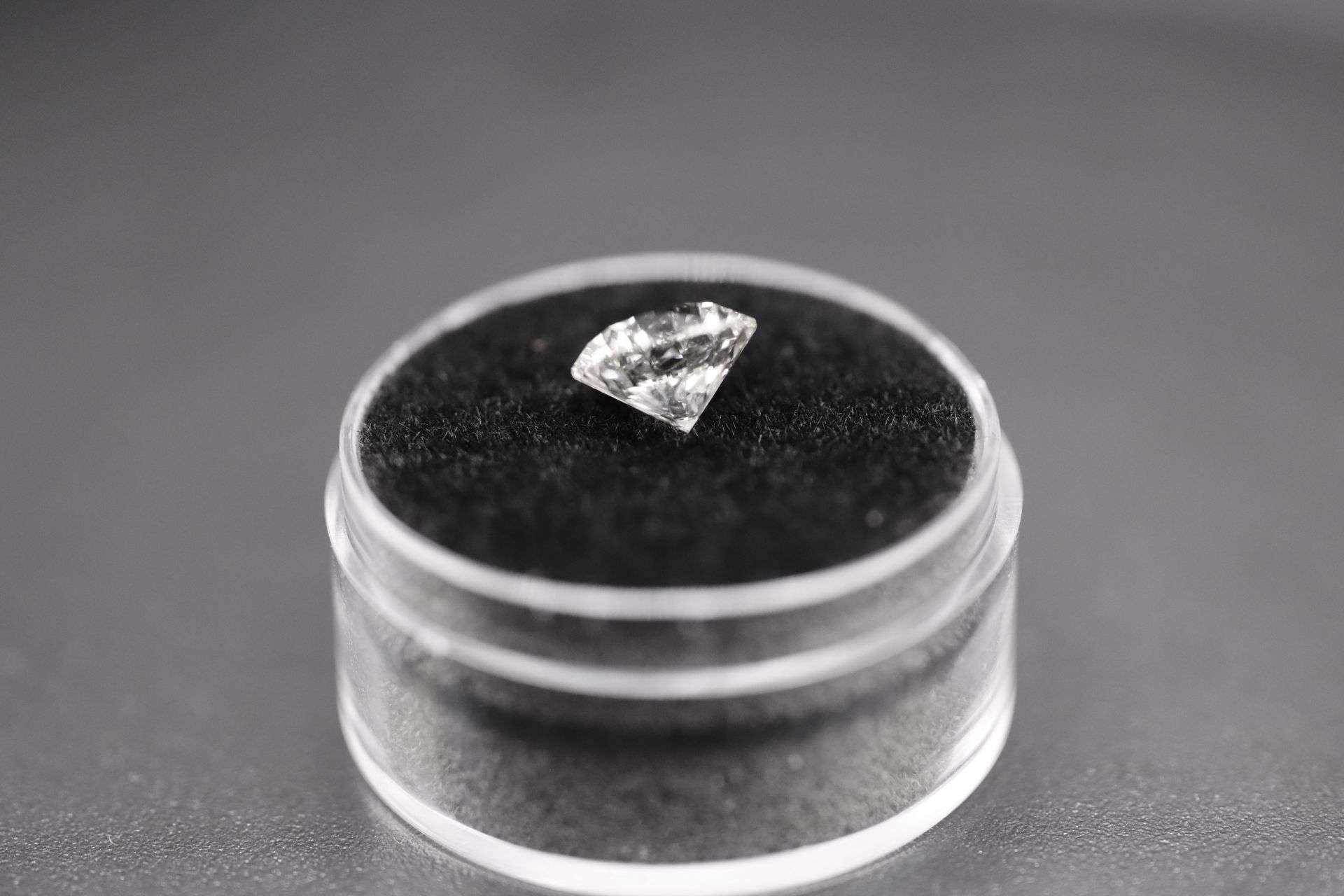 Round Brilliant Cut Natural Diamond 2.05 Carat Colour E Clarity VS2 - AGI Certificate - Image 6 of 19