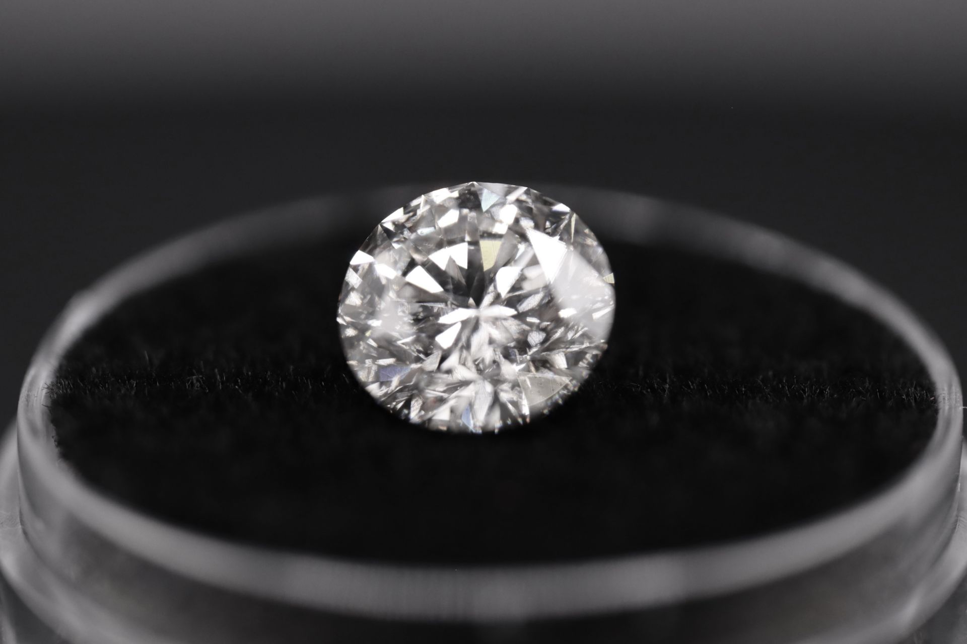 Round Brilliant Cut Natural Diamond 2.05 Carat Colour E Clarity VS2 - AGI Certificate - Image 11 of 19