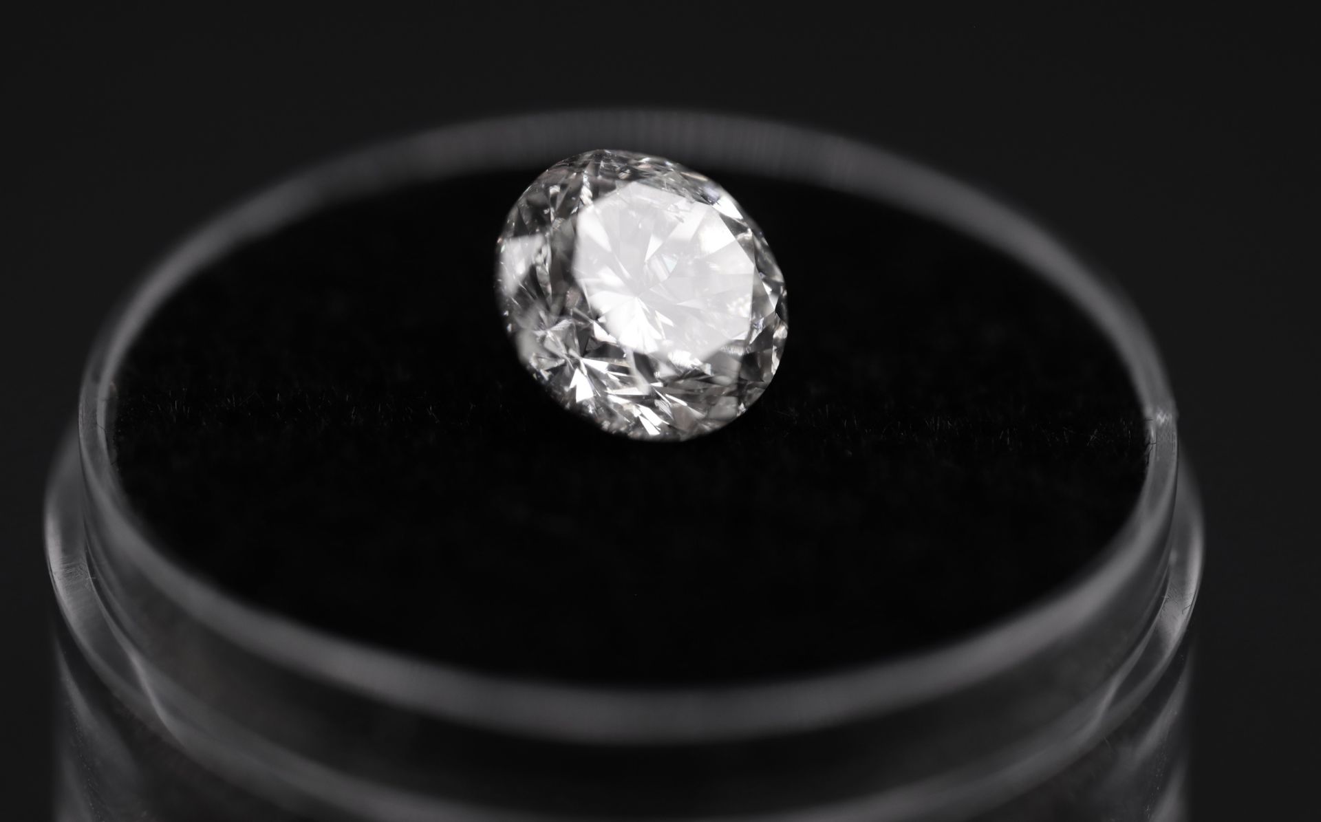 Round Brilliant Cut Natural Diamond 2.06 Carat Colour F Clarity VS2 - AGI Certificate - Image 3 of 25