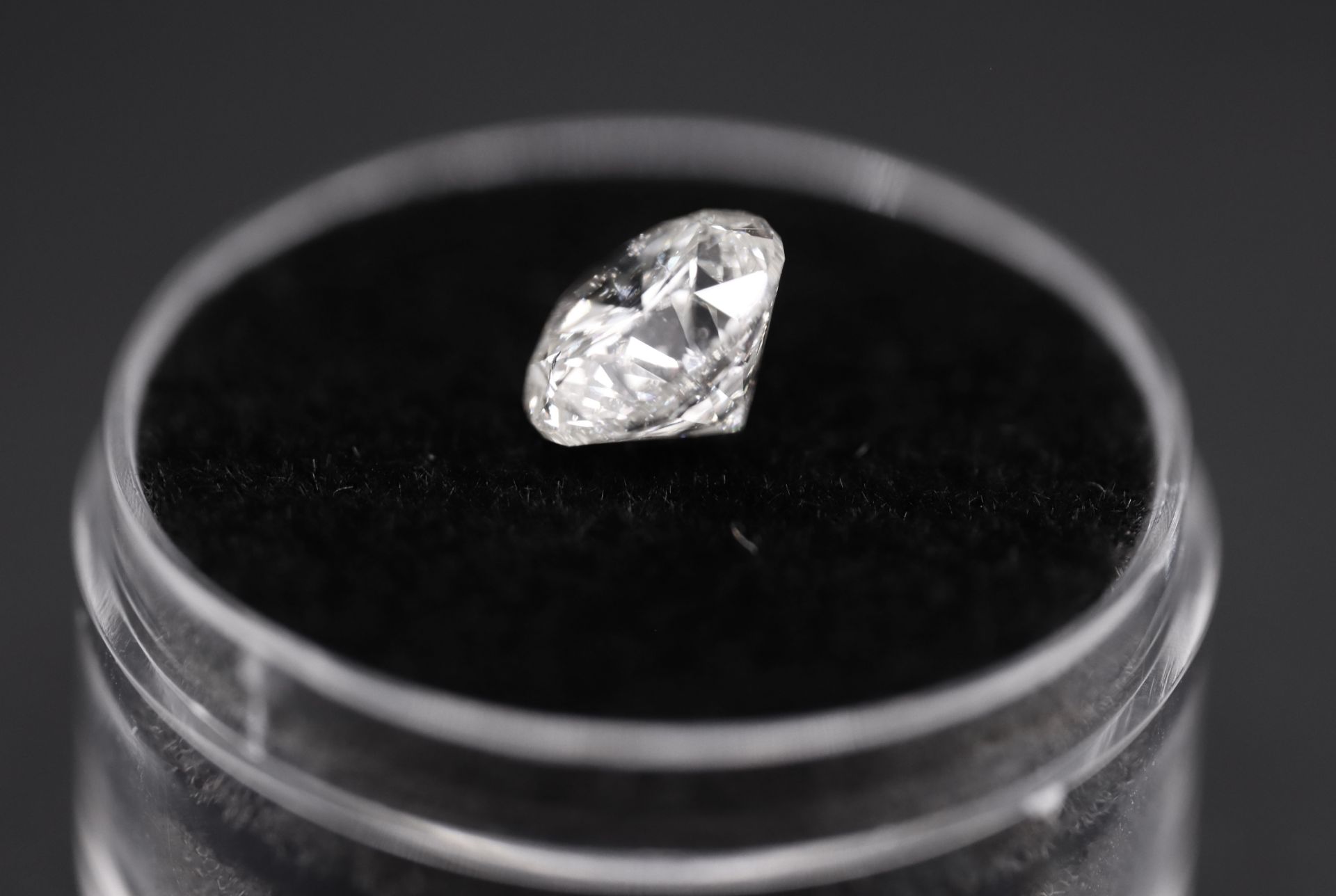 Round Brilliant Cut Natural Diamond 2.06 Carat Colour F Clarity VS2 - AGI Certificate - Image 5 of 25