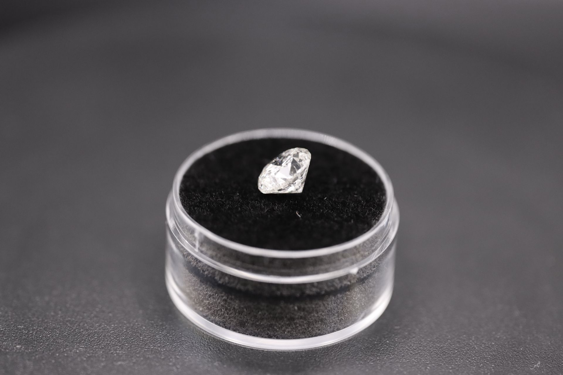 Round Brilliant Cut Natural Diamond 2.06 Carat Colour F Clarity VS2 - AGI Certificate - Image 16 of 25