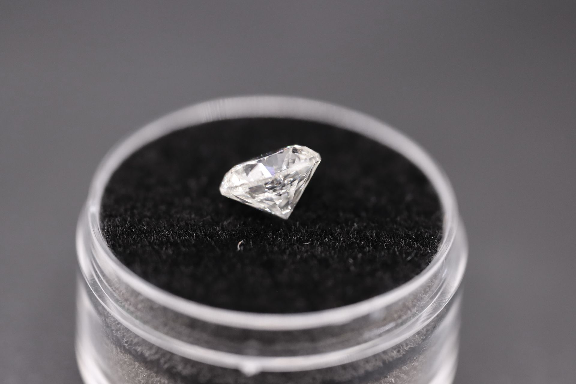 Round Brilliant Cut Natural Diamond 2.06 Carat Colour F Clarity VS2 - AGI Certificate - Image 18 of 25