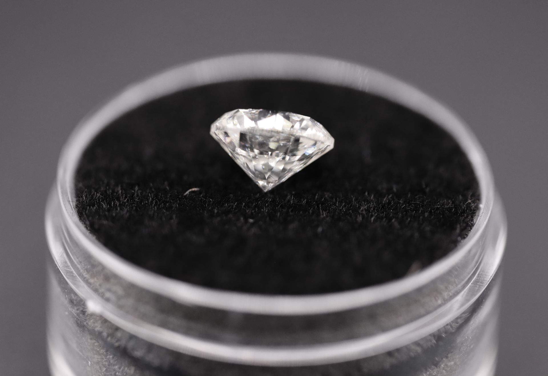 Round Brilliant Cut Natural Diamond 2.06 Carat Colour F Clarity VS2 - AGI Certificate - Image 7 of 25