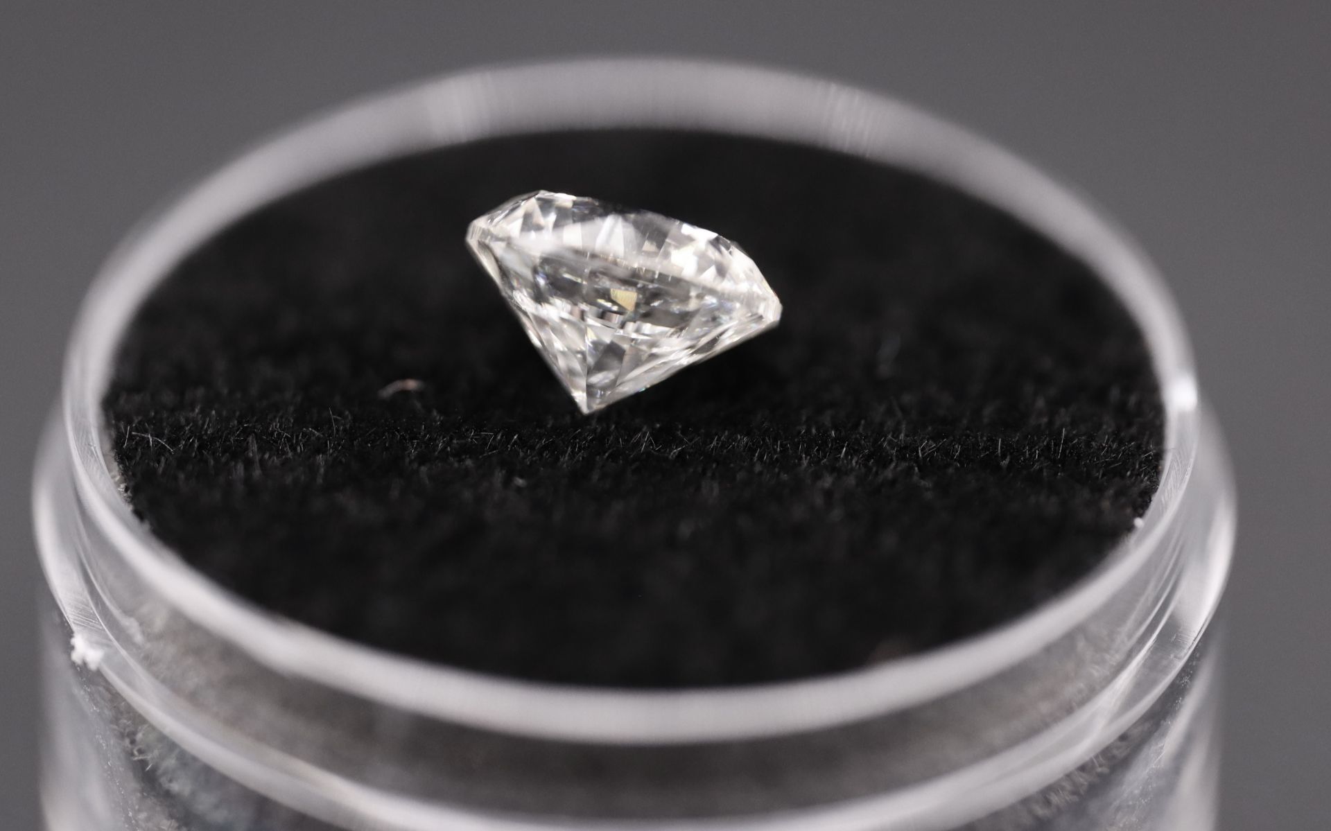 Round Brilliant Cut Natural Diamond 2.06 Carat Colour F Clarity VS2 - AGI Certificate - Image 13 of 25