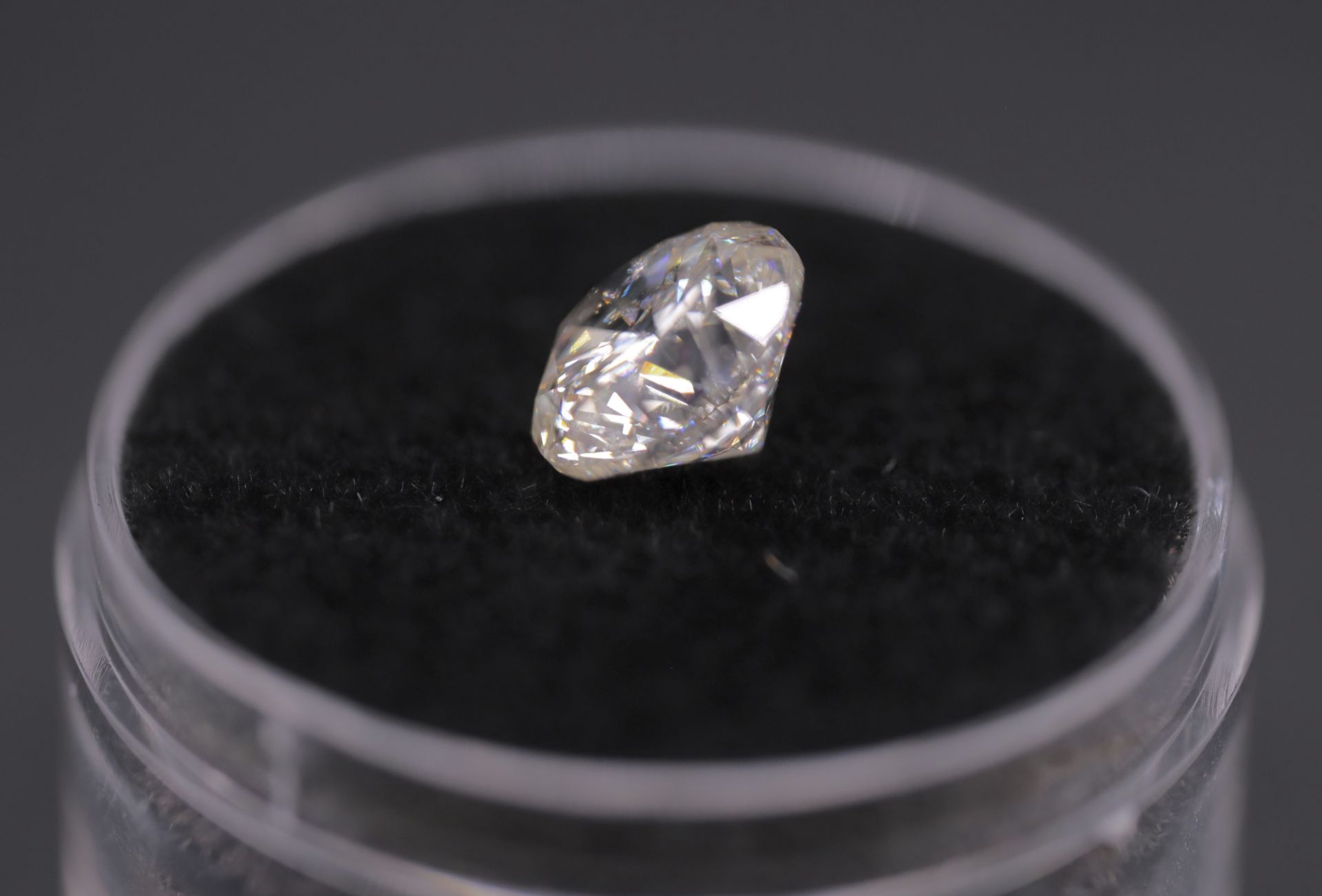 Round Brilliant Cut Natural Diamond 2.06 Carat Colour F Clarity VS2 - AGI Certificate - Image 11 of 25