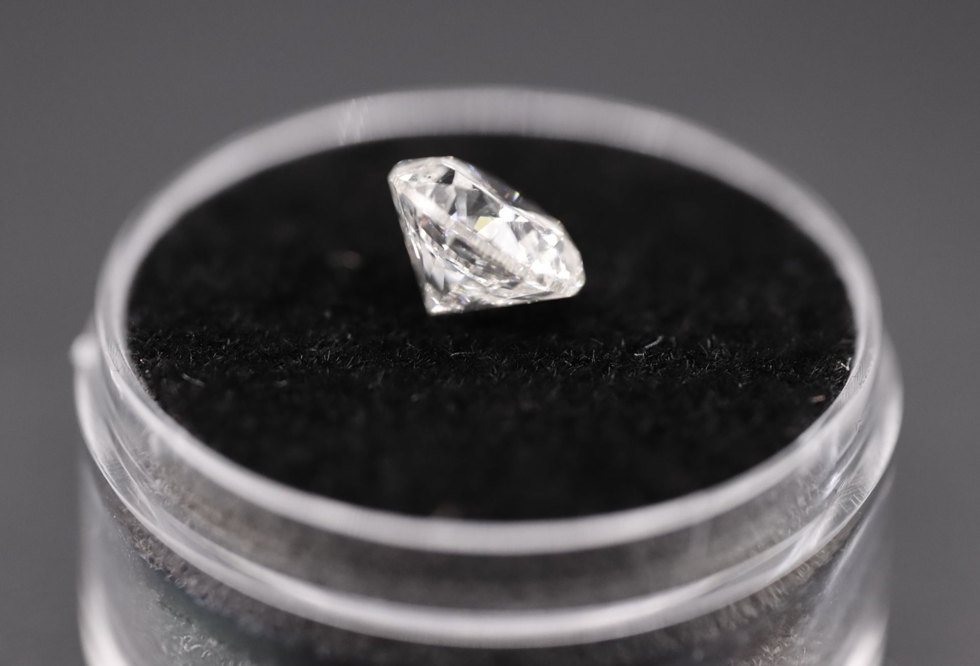 Round Brilliant Cut Natural Diamond 2.06 Carat Colour F Clarity VS2 - AGI Certificate - Image 8 of 25