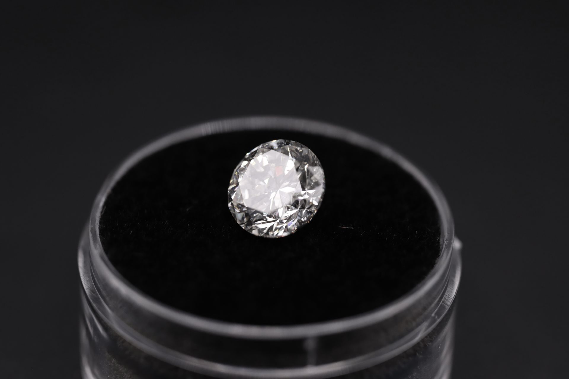 Round Brilliant Cut Natural Diamond 2.06 Carat Colour F Clarity VS2 - AGI Certificate - Image 22 of 25