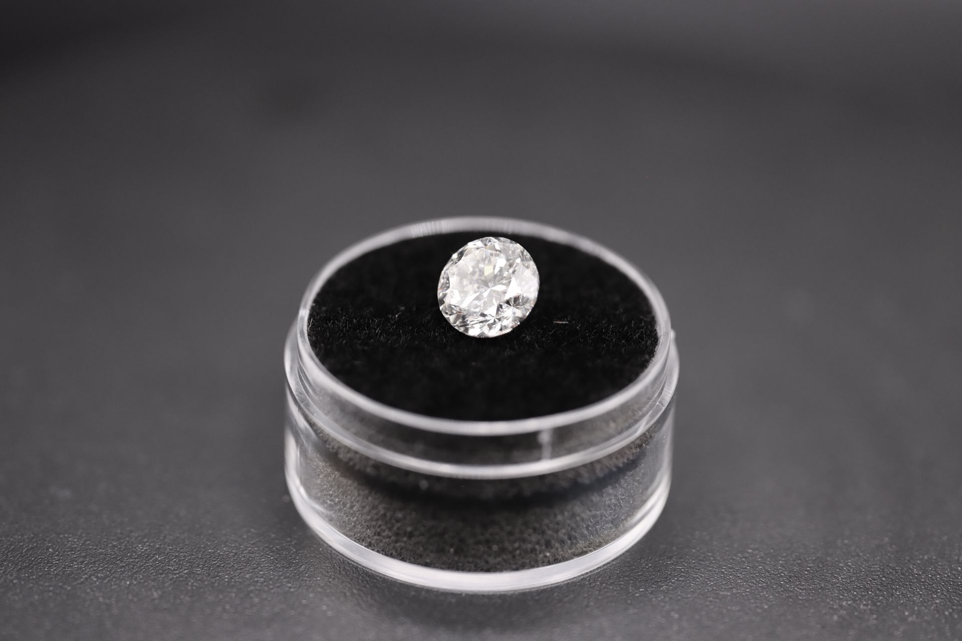 Round Brilliant Cut Natural Diamond 2.06 Carat Colour F Clarity VS2 - AGI Certificate - Image 15 of 25