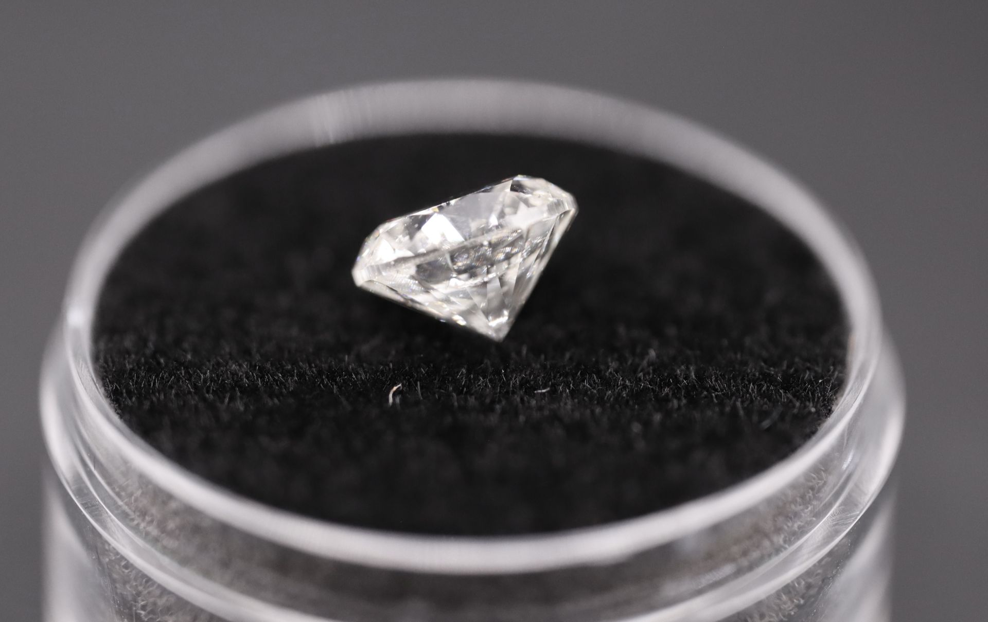 Round Brilliant Cut Natural Diamond 2.06 Carat Colour F Clarity VS2 - AGI Certificate - Image 12 of 25