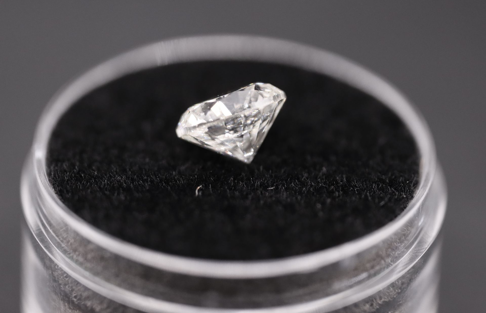 Round Brilliant Cut Natural Diamond 2.06 Carat Colour F Clarity VS2 - AGI Certificate - Image 6 of 25