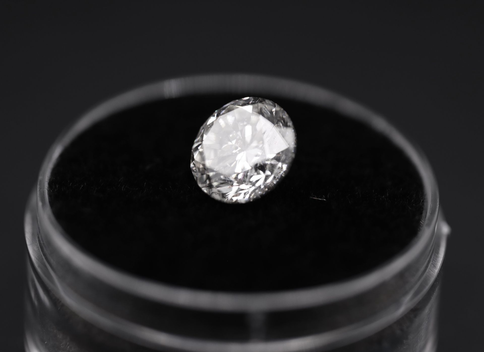 Round Brilliant Cut Natural Diamond 2.06 Carat Colour F Clarity VS2 - AGI Certificate - Image 4 of 25
