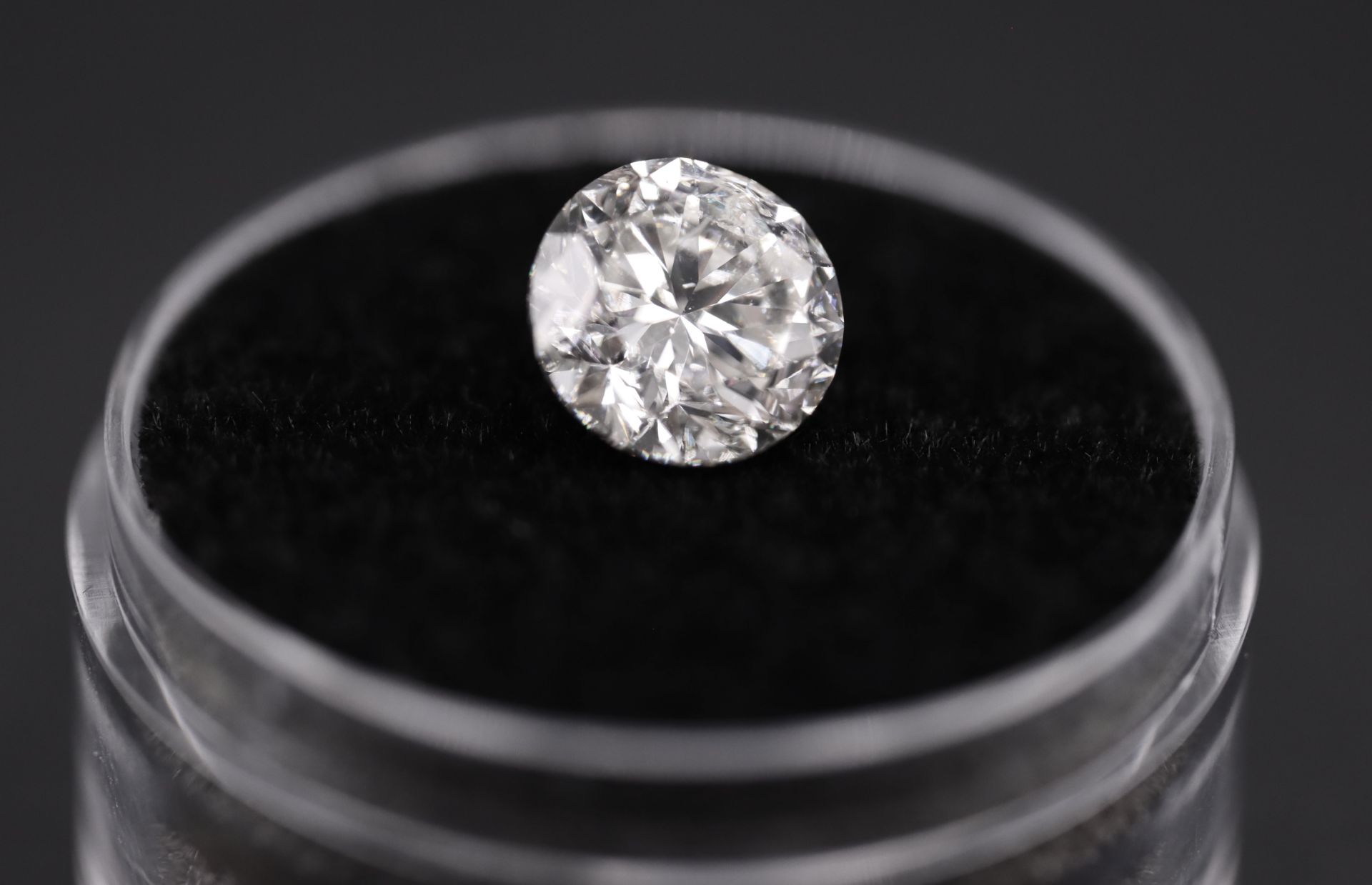 Round Brilliant Cut Natural Diamond 2.06 Carat Colour F Clarity VS2 - AGI Certificate - Image 10 of 25