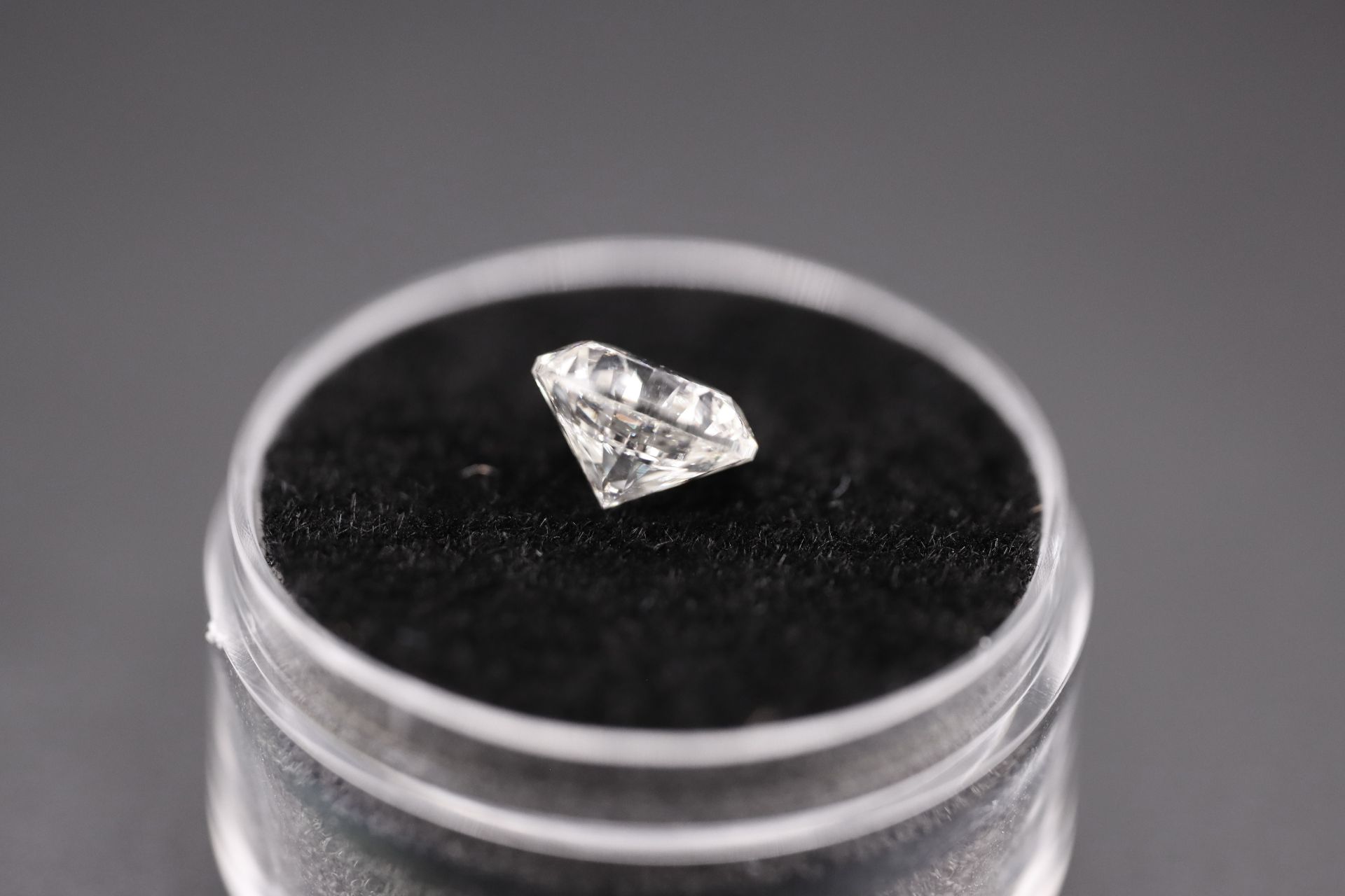 Round Brilliant Cut Natural Diamond 2.06 Carat Colour F Clarity VS2 - AGI Certificate - Image 19 of 25