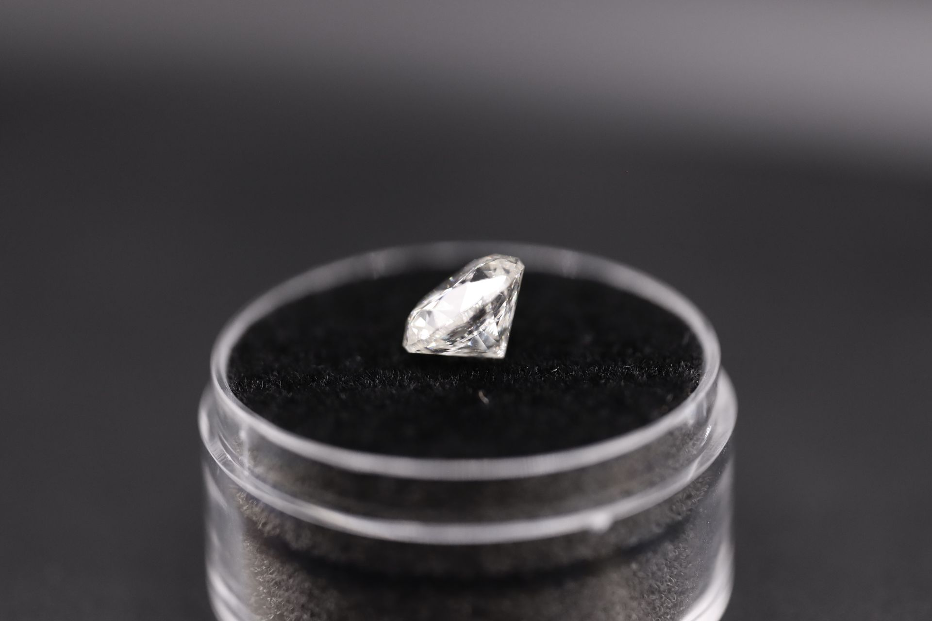 Round Brilliant Cut Natural Diamond 2.06 Carat Colour F Clarity VS2 - AGI Certificate - Image 14 of 25