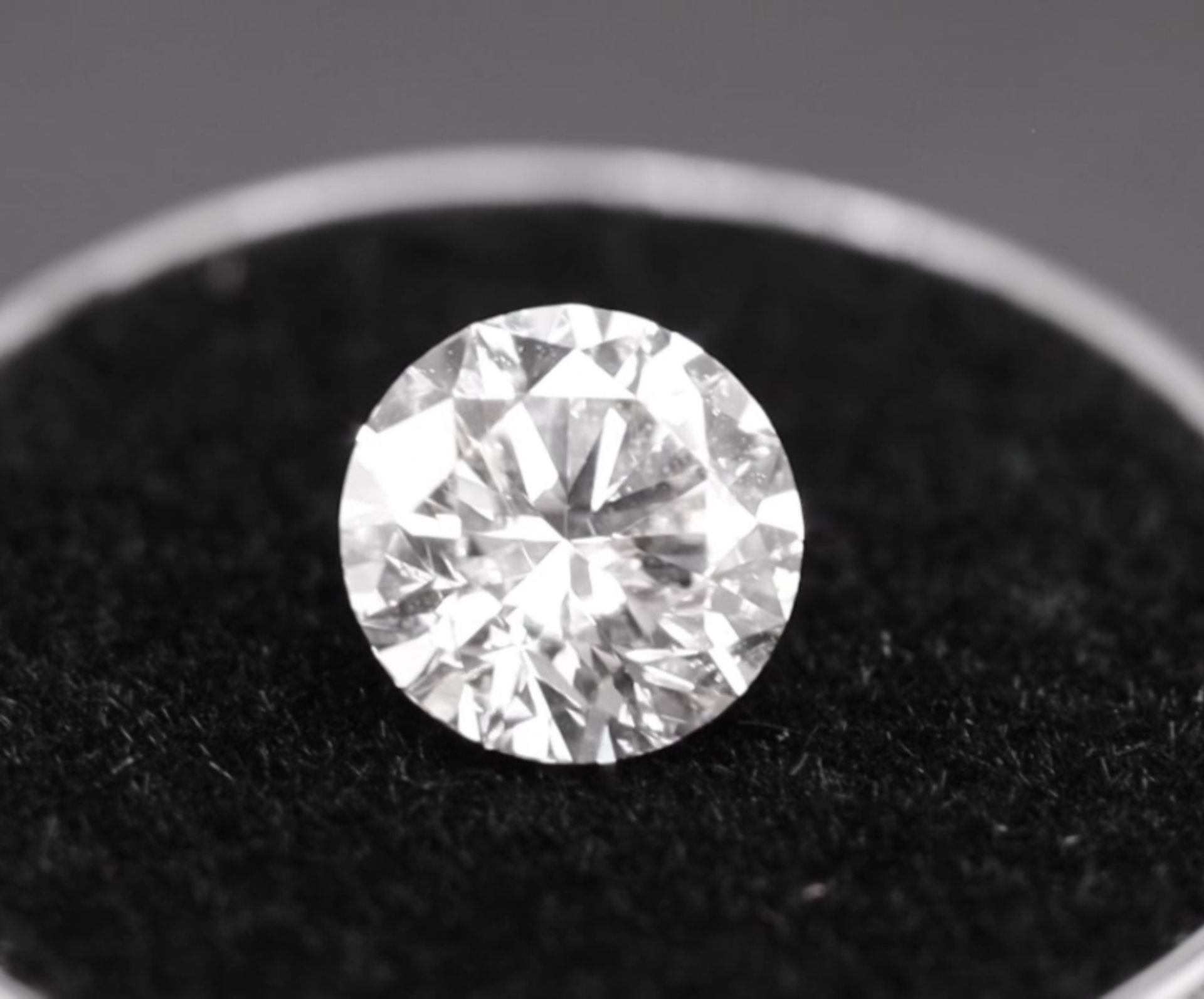 Single - Round Brilliant Cut Natural Diamond 2.05 Carat Colour E Clarity VS2 - AGI Certificate - Image 3 of 14