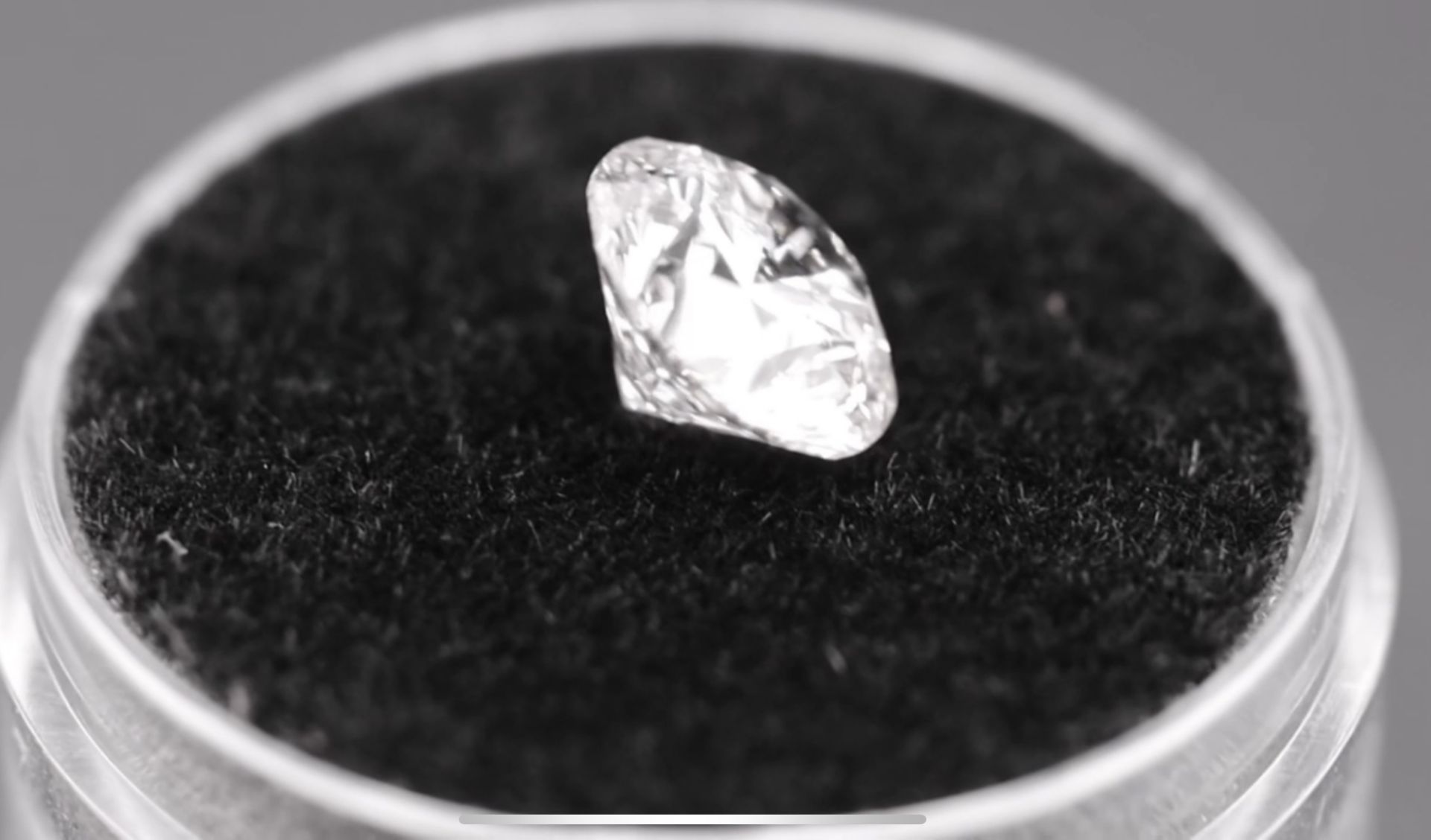 Single - Round Brilliant Cut Natural Diamond 2.05 Carat Colour E Clarity VS2 - AGI Certificate - Image 4 of 14