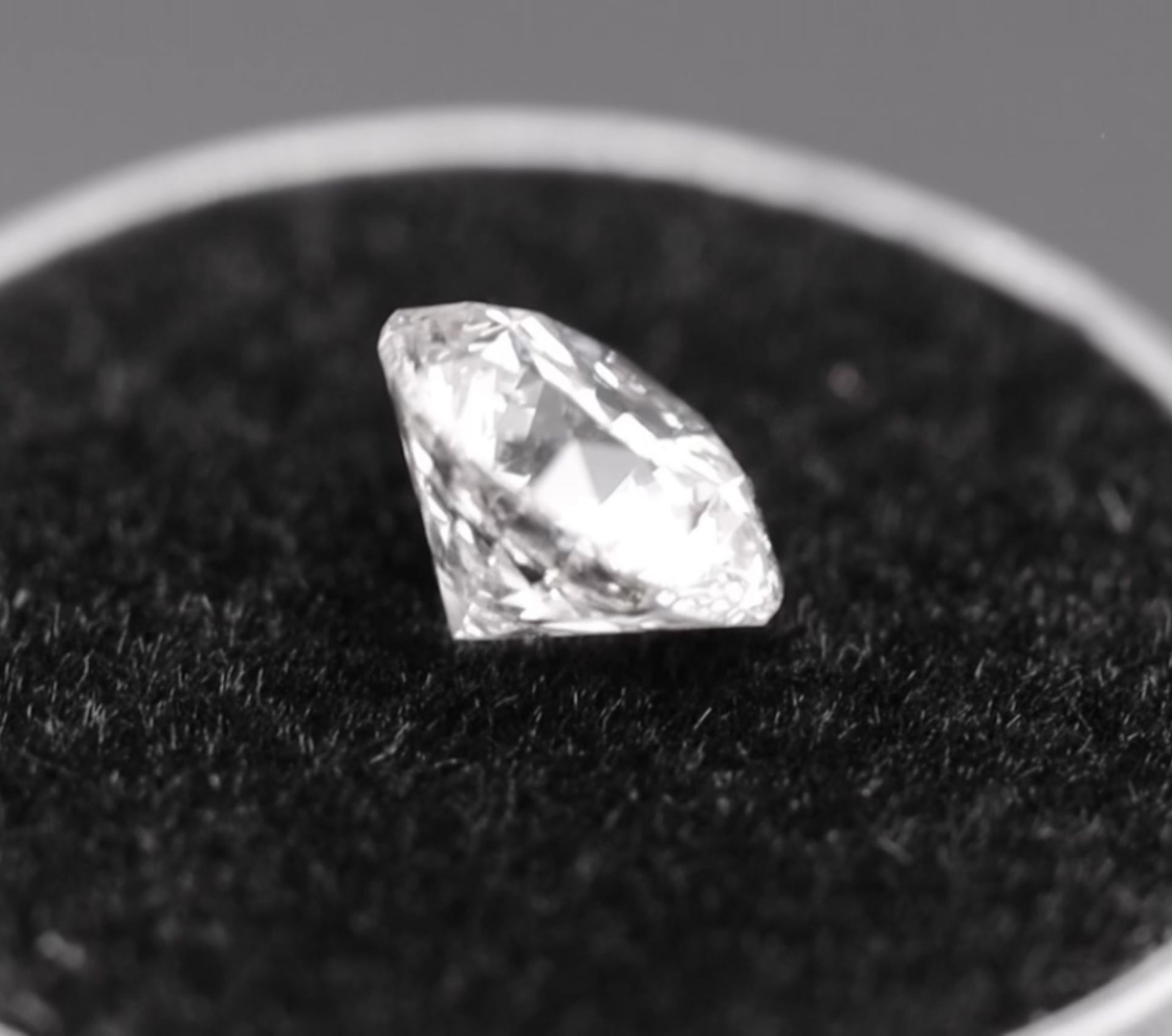 Single - Round Brilliant Cut Natural Diamond 2.05 Carat Colour E Clarity VS2 - AGI Certificate - Image 12 of 14
